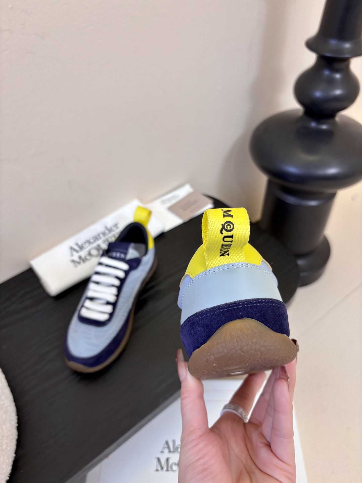 男款➕10麦昆这双新鞋 我愿称之为“懒人穿搭王炸”💥今天逛店一眼被麦昆这双新鞋勾走魂了！奶白拼浅灰麂皮也