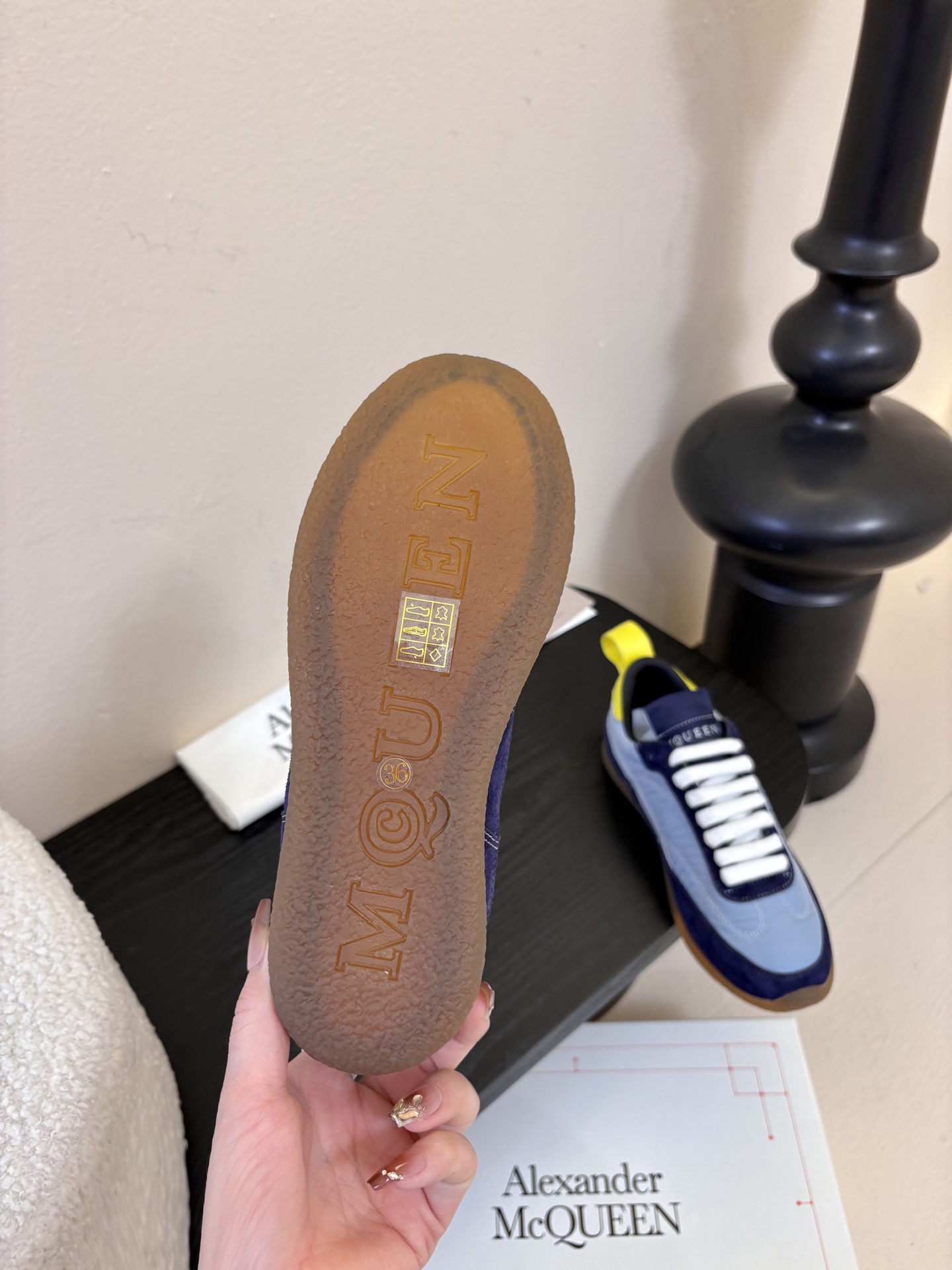 男款➕10麦昆这双新鞋 我愿称之为“懒人穿搭王炸”💥今天逛店一眼被麦昆这双新鞋勾走魂了！奶白拼浅灰麂皮也