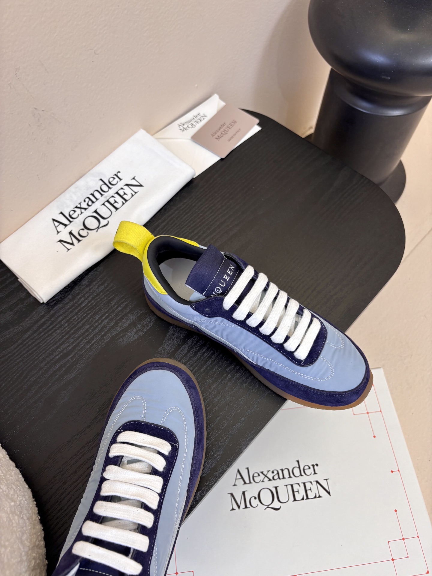 男款➕10麦昆这双新鞋 我愿称之为“懒人穿搭王炸”💥今天逛店一眼被麦昆这双新鞋勾走魂了！奶白拼浅灰麂皮也