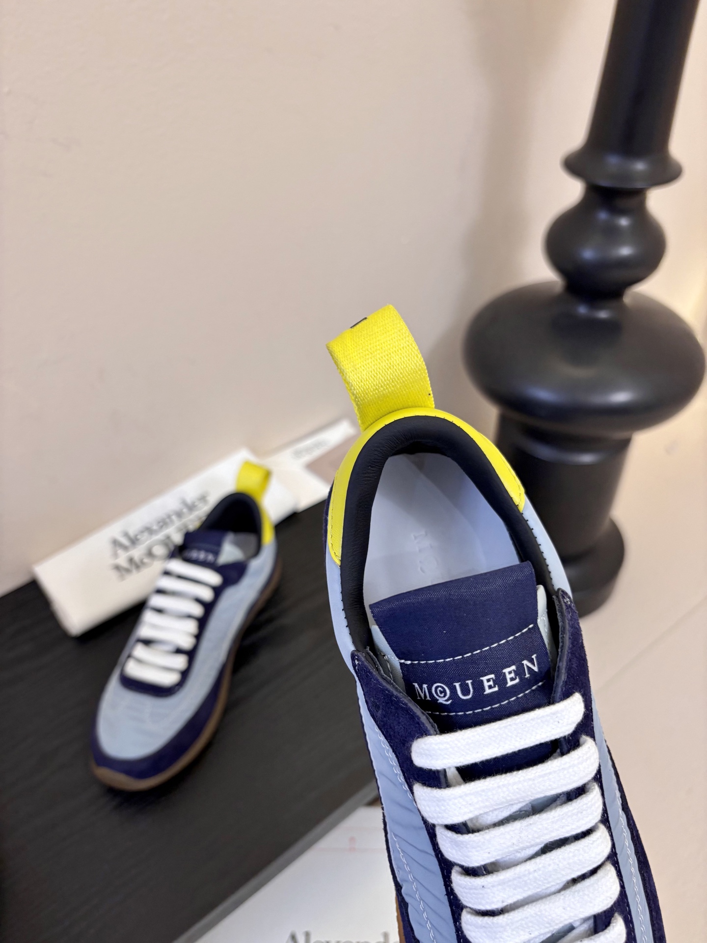 男款➕10麦昆这双新鞋 我愿称之为“懒人穿搭王炸”💥今天逛店一眼被麦昆这双新鞋勾走魂了！奶白拼浅灰麂皮也