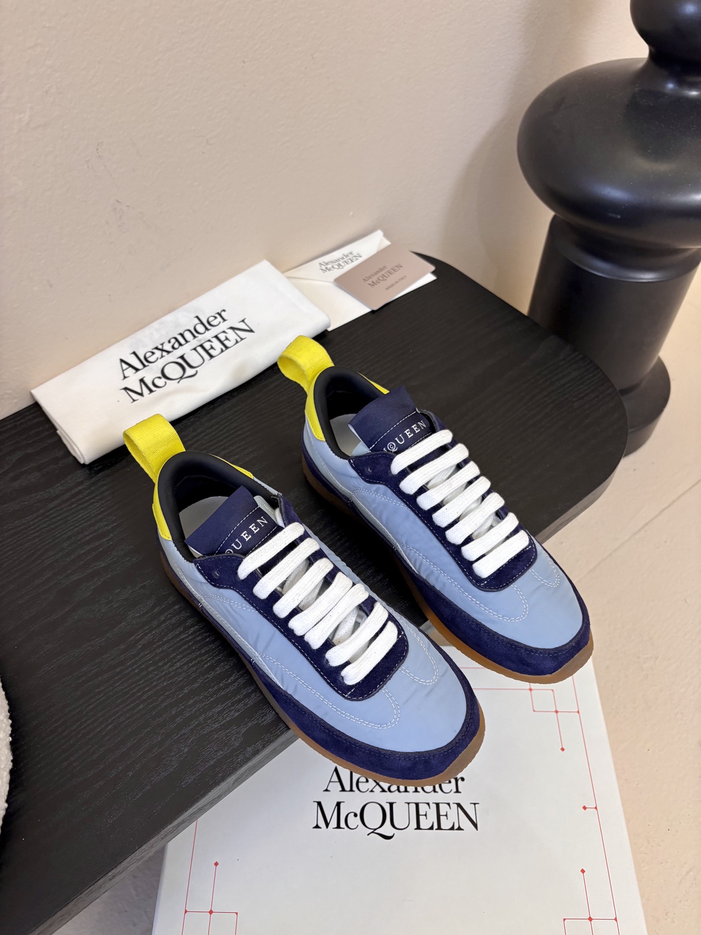 男款➕10麦昆这双新鞋 我愿称之为“懒人穿搭王炸”💥今天逛店一眼被麦昆这双新鞋勾走魂了！奶白拼浅灰麂皮也