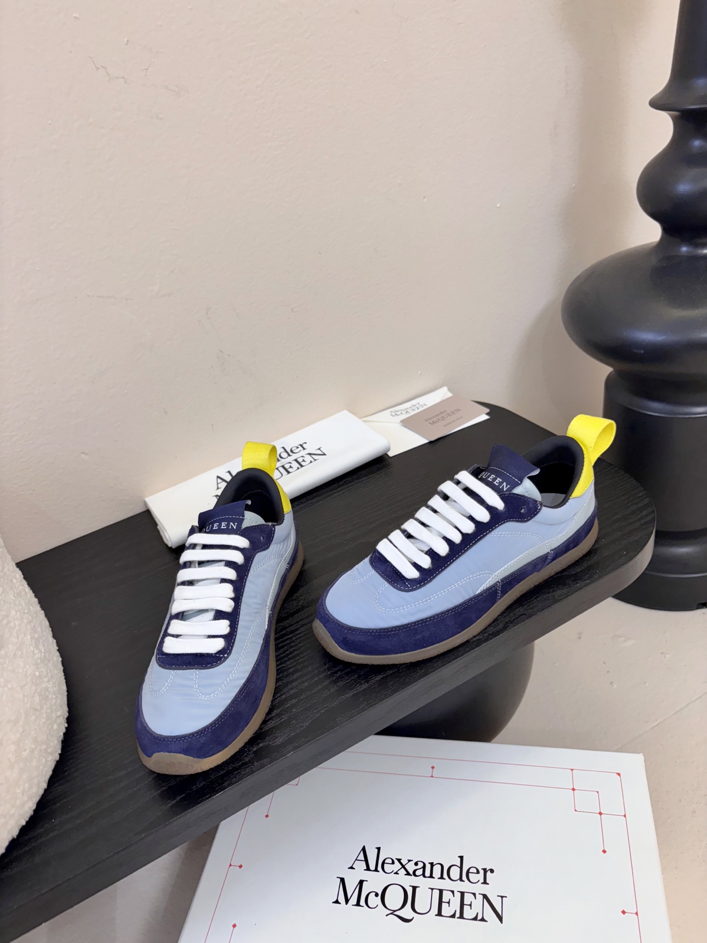 男款➕10麦昆这双新鞋 我愿称之为“懒人穿搭王炸”💥今天逛店一眼被麦昆这双新鞋勾走魂了！奶白拼浅灰麂皮也