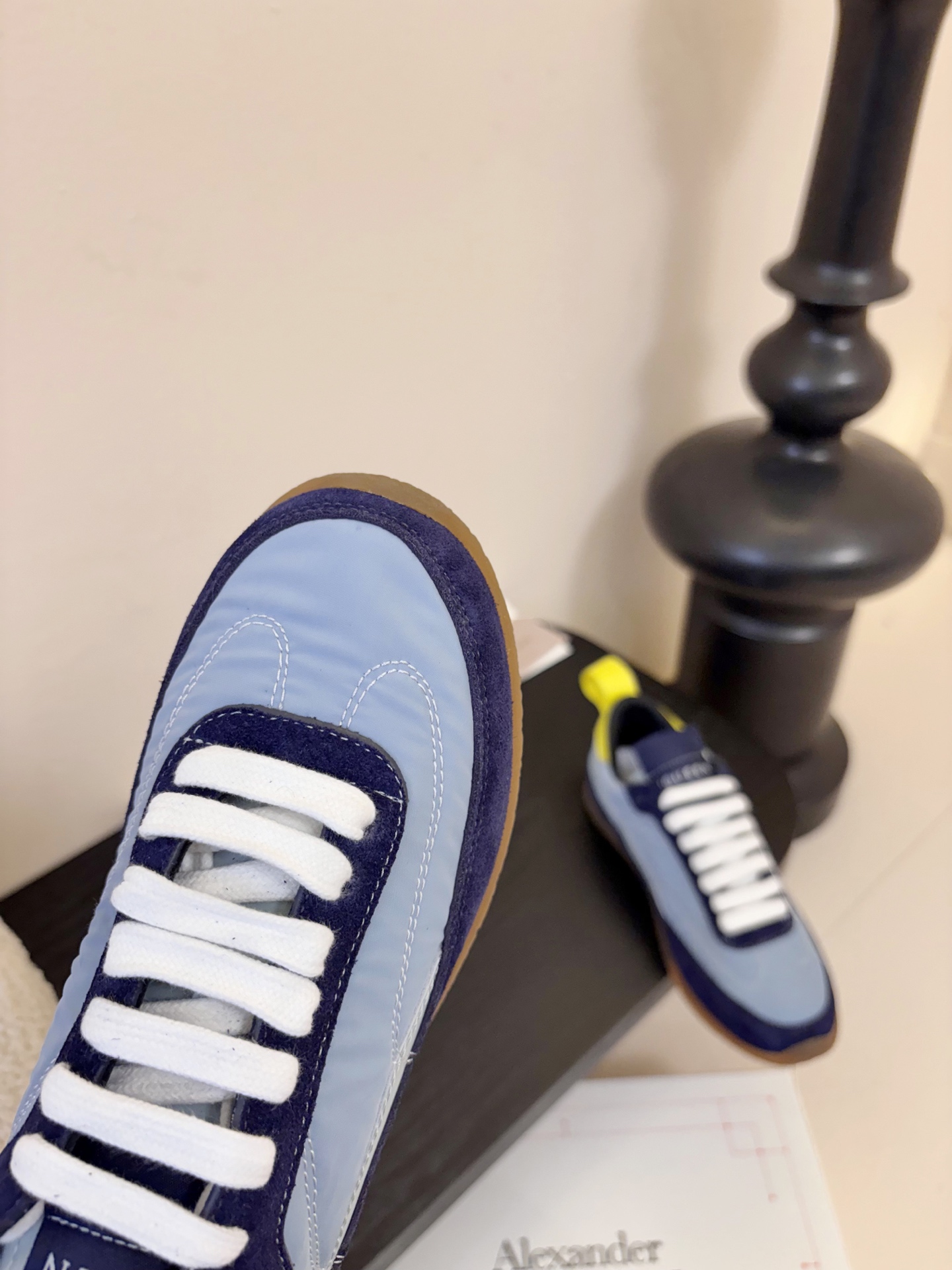 男款➕10麦昆这双新鞋 我愿称之为“懒人穿搭王炸”💥今天逛店一眼被麦昆这双新鞋勾走魂了！奶白拼浅灰麂皮也