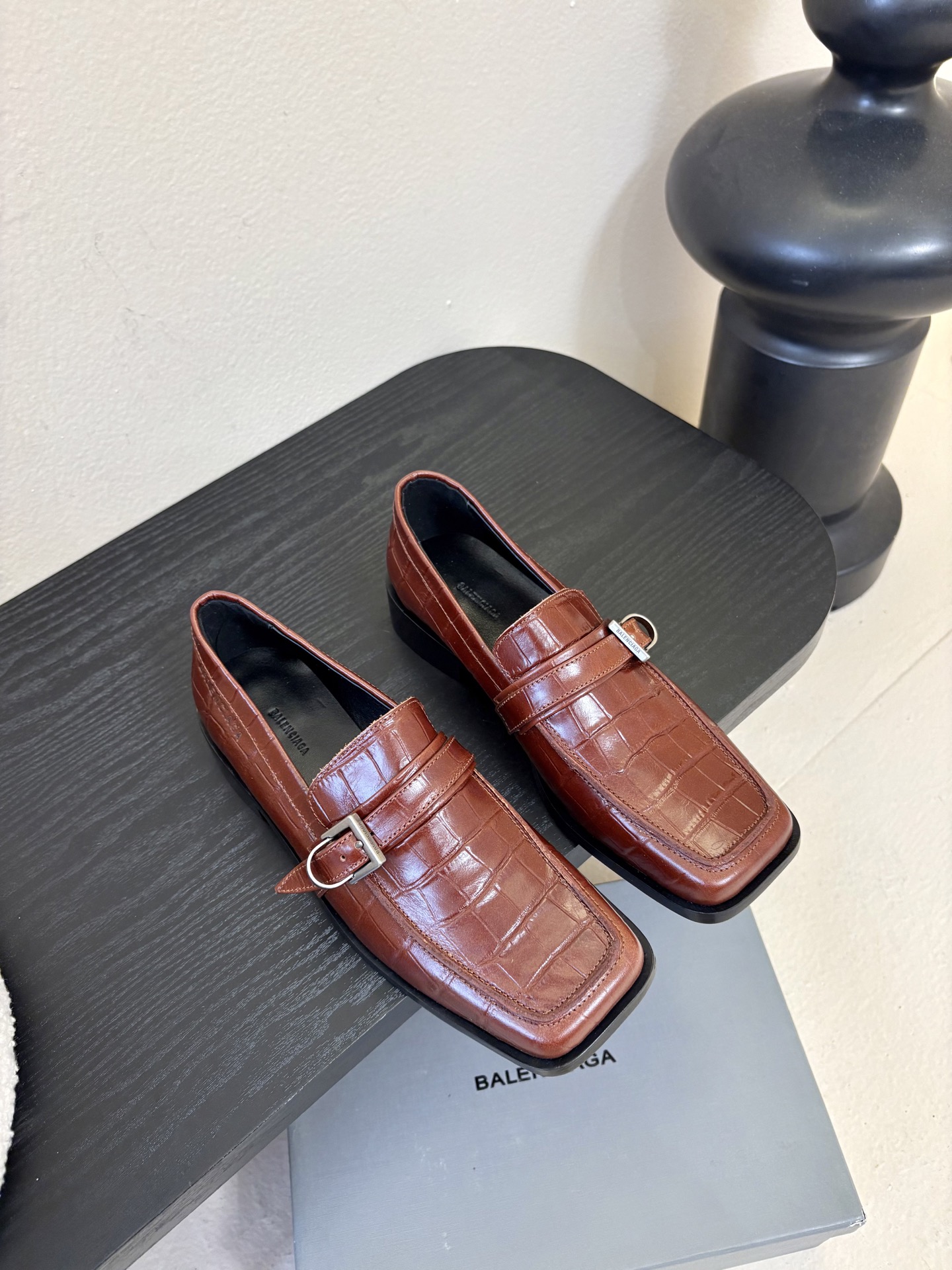 26春夏新款Balenciaga巴黎世家26Fw Bel Air鳄鱼纹压纹牛皮乐福鞋方头搭扣一脚蹬小皮鞋