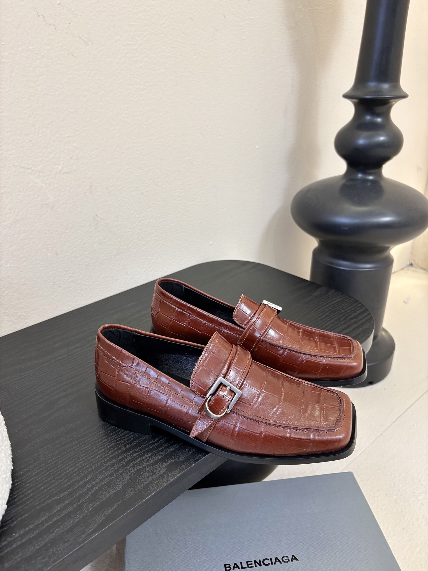 26春夏新款Balenciaga巴黎世家26Fw Bel Air鳄鱼纹压纹牛皮乐福鞋方头搭扣一脚蹬小皮鞋