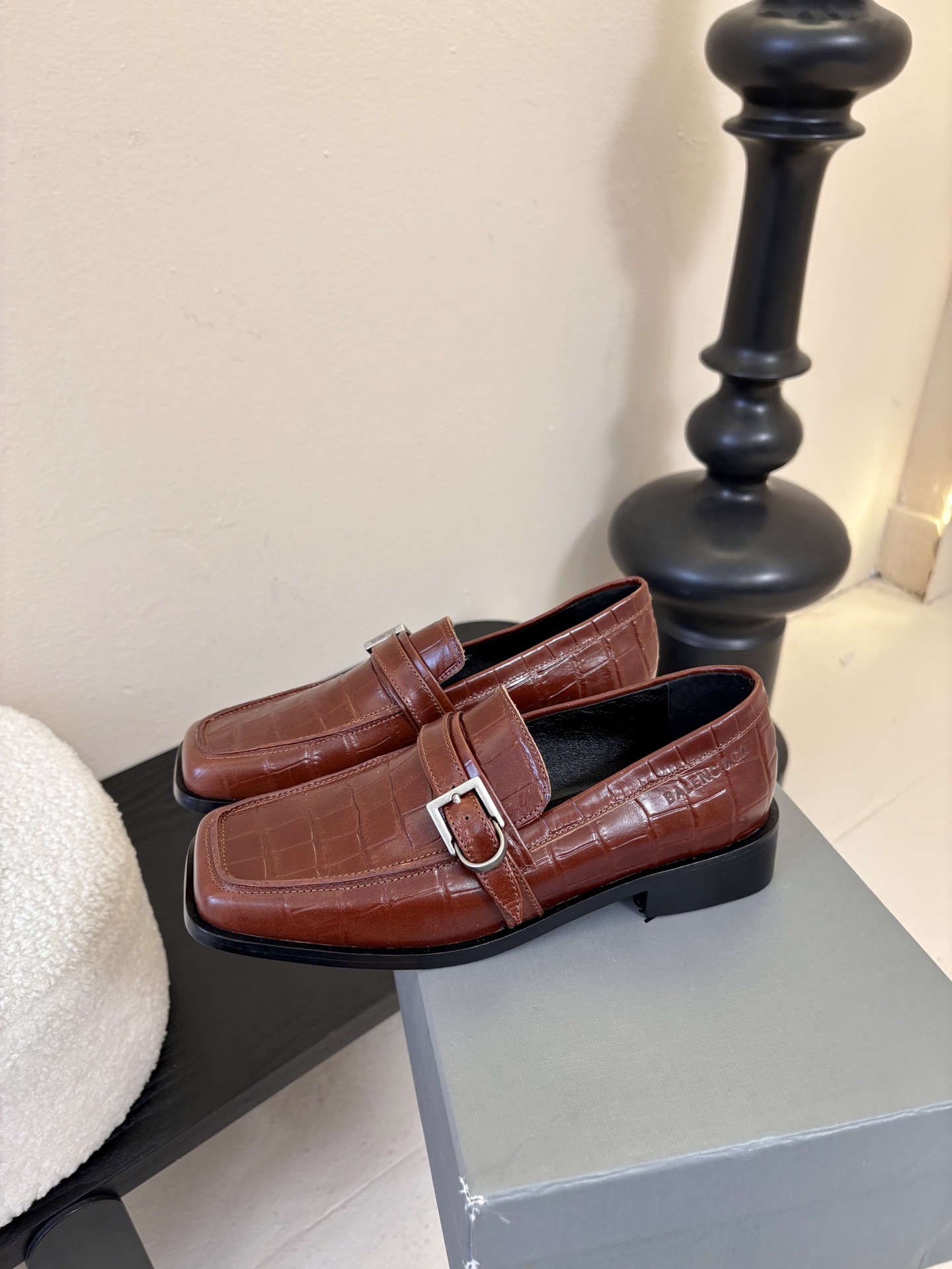 26春夏新款Balenciaga巴黎世家26Fw Bel Air鳄鱼纹压纹牛皮乐福鞋方头搭扣一脚蹬小皮鞋