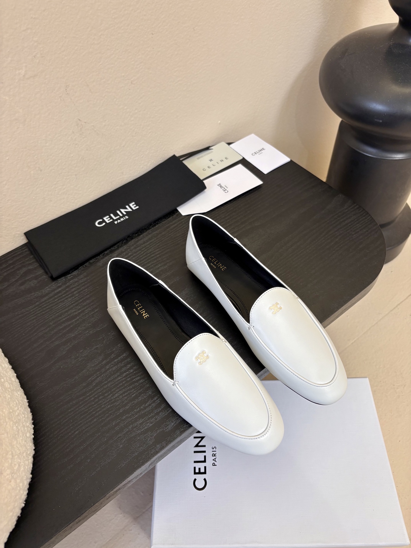 CELINE* 新款圆头乐福鞋 小皮鞋 老钱风 简约 舒适不压脚背～这款布洛克鞋线条简约设计经典，饰以C