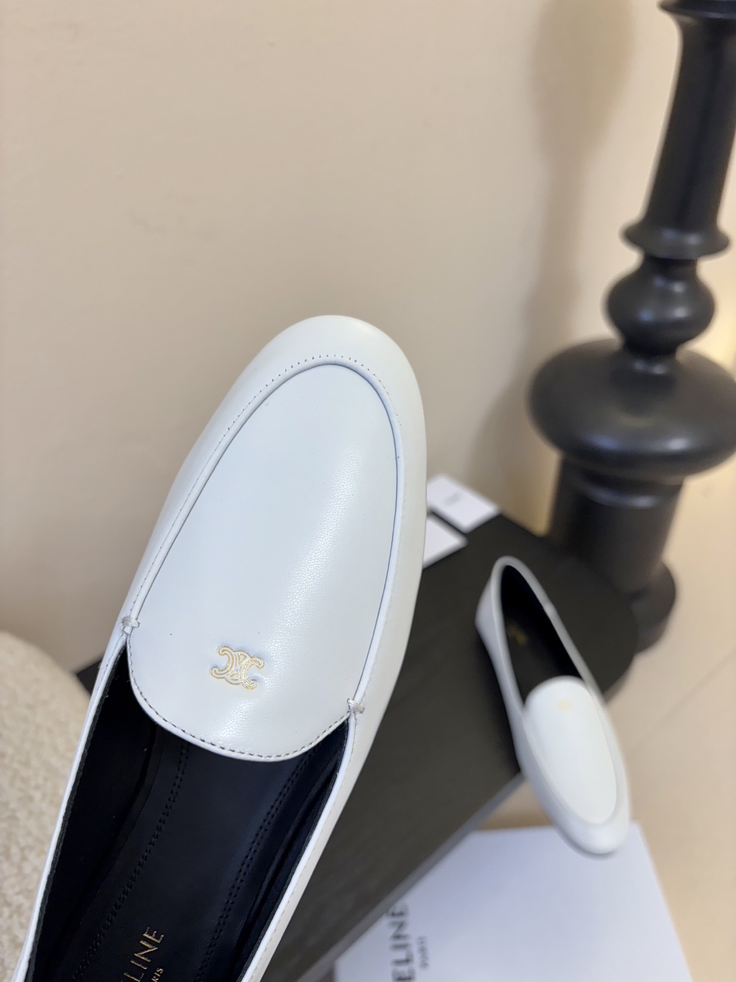 CELINE* 新款圆头乐福鞋 小皮鞋 老钱风 简约 舒适不压脚背～这款布洛克鞋线条简约设计经典，饰以C