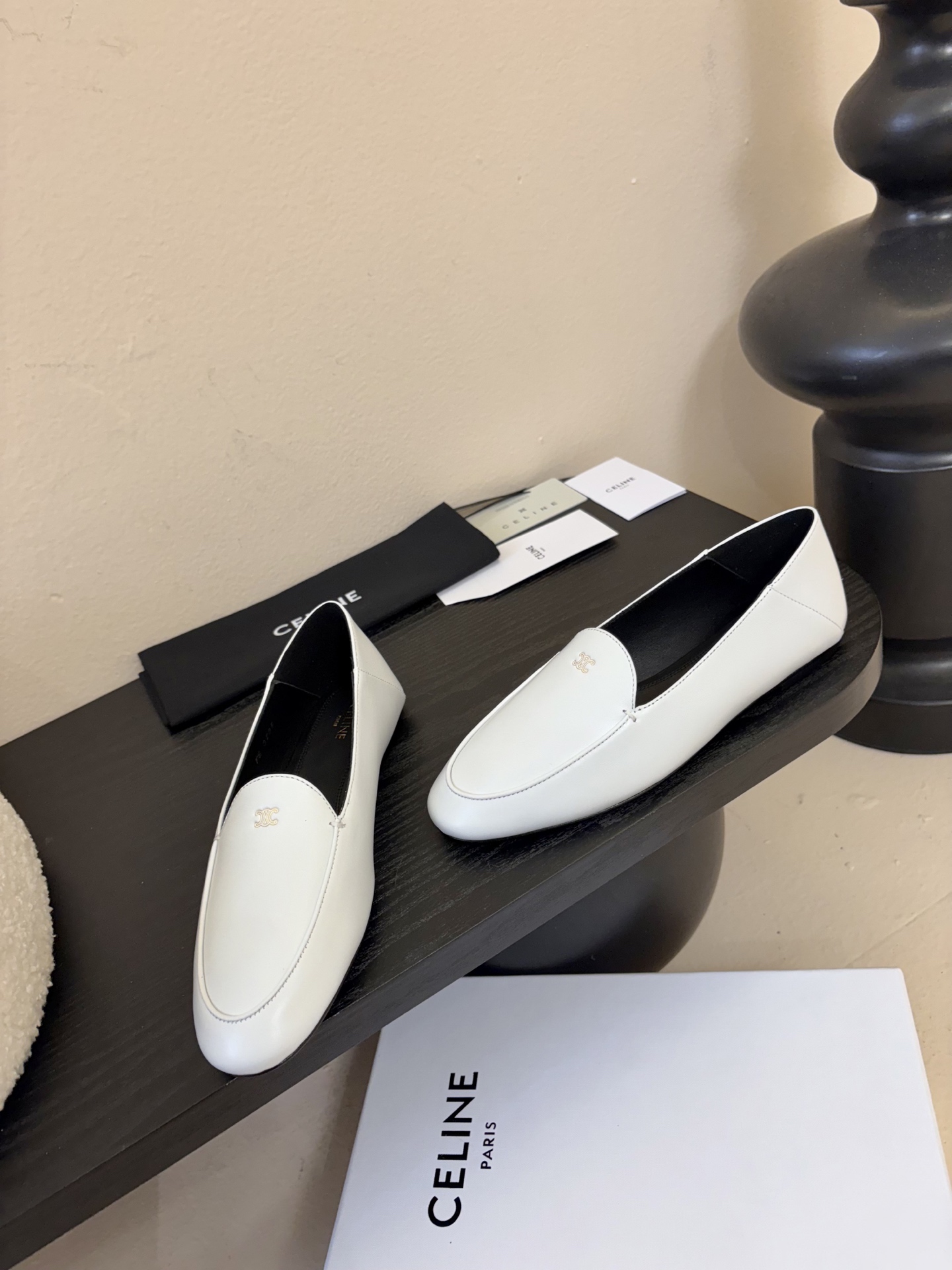 CELINE* 新款圆头乐福鞋 小皮鞋 老钱风 简约 舒适不压脚背～这款布洛克鞋线条简约设计经典，饰以C