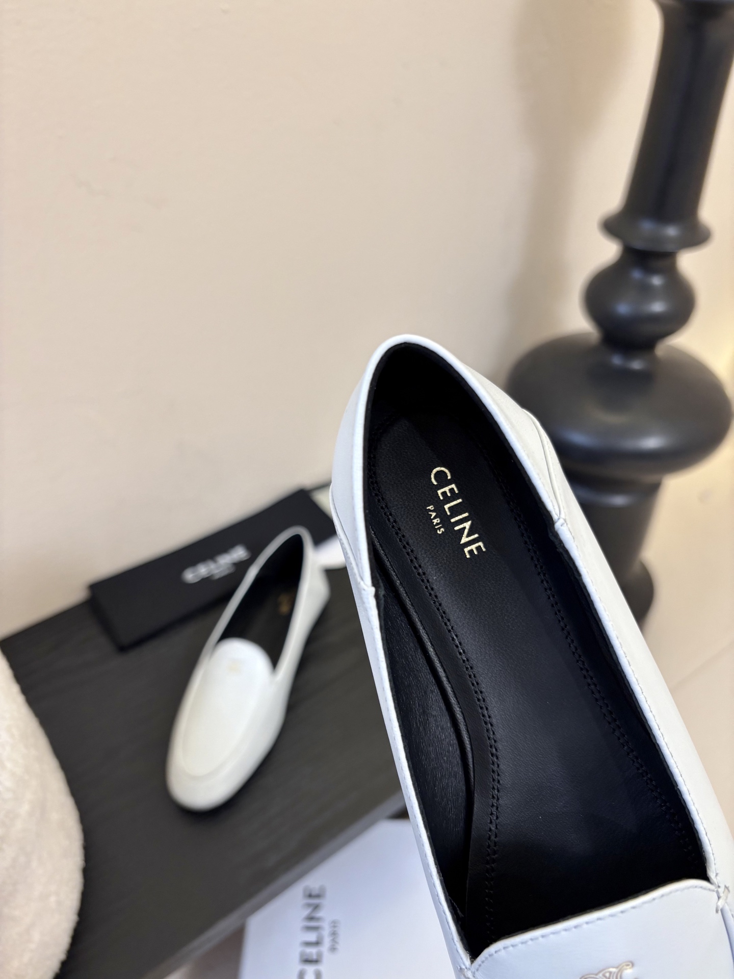 CELINE* 新款圆头乐福鞋 小皮鞋 老钱风 简约 舒适不压脚背～这款布洛克鞋线条简约设计经典，饰以C