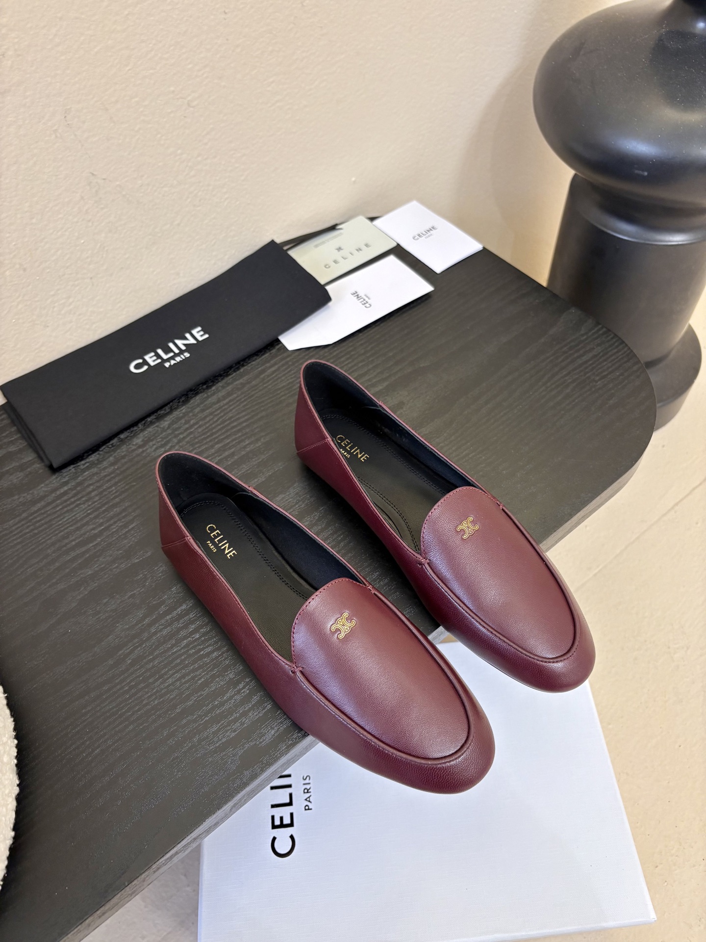 CELINE* 新款圆头乐福鞋 小皮鞋 老钱风 简约 舒适不压脚背～这款布洛克鞋线条简约设计经典，饰以C