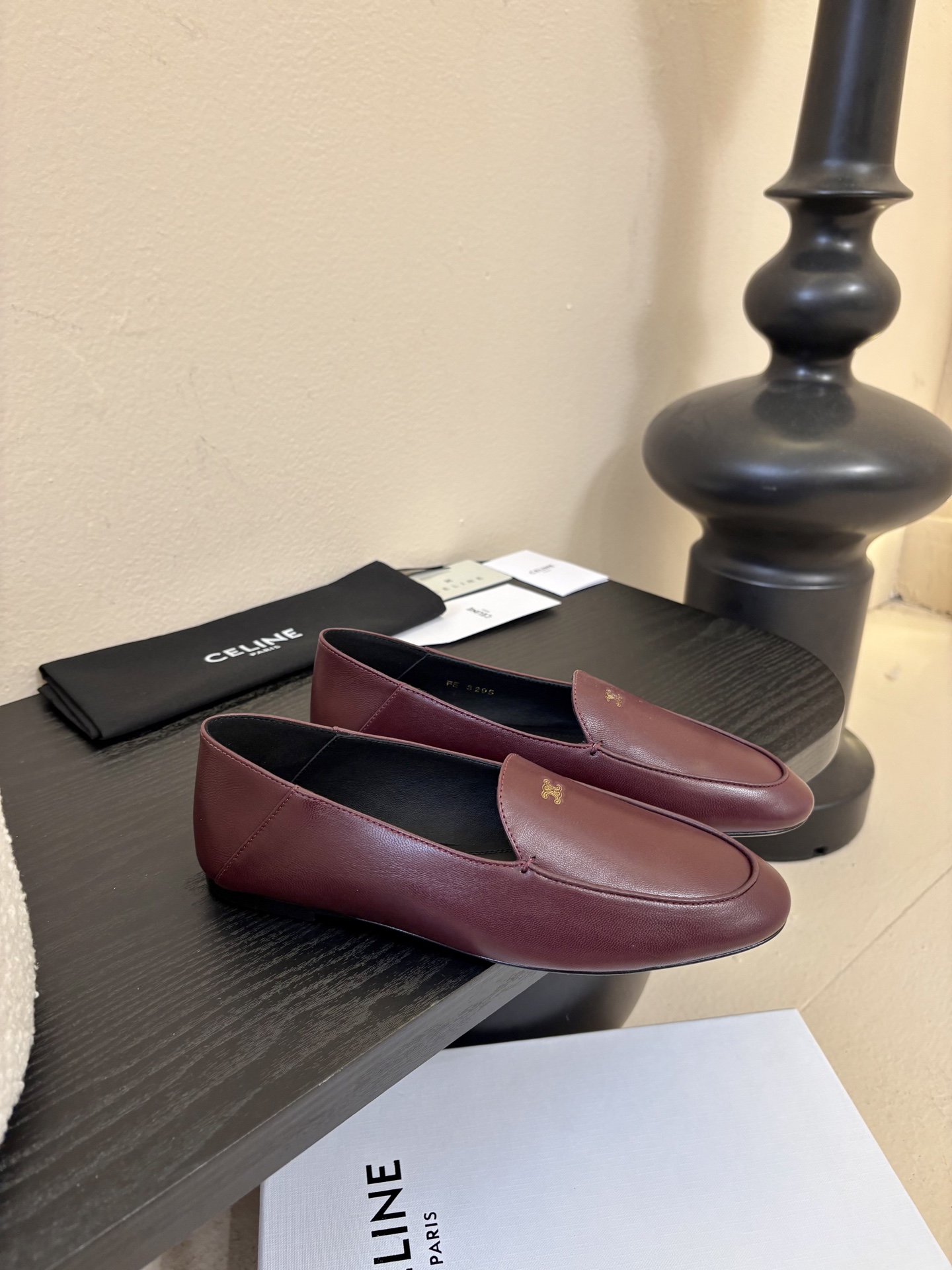 CELINE* 新款圆头乐福鞋 小皮鞋 老钱风 简约 舒适不压脚背～这款布洛克鞋线条简约设计经典，饰以C