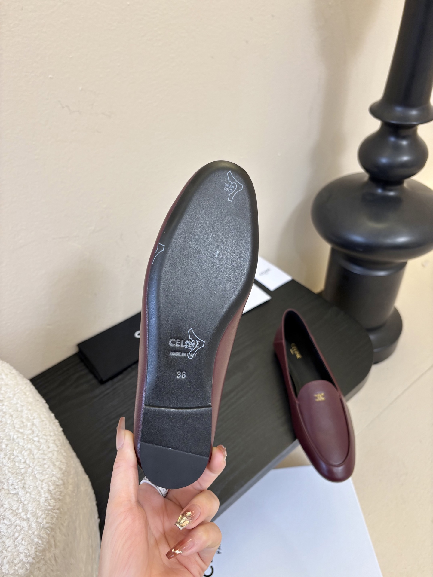 CELINE* 新款圆头乐福鞋 小皮鞋 老钱风 简约 舒适不压脚背～这款布洛克鞋线条简约设计经典，饰以C