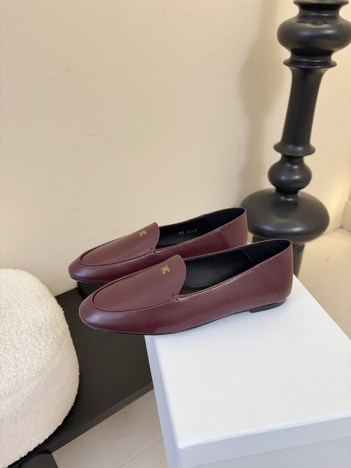 CELINE* 新款圆头乐福鞋 小皮鞋 老钱风 简约 舒适不压脚背～这款布洛克鞋线条简约设计经典，饰以C