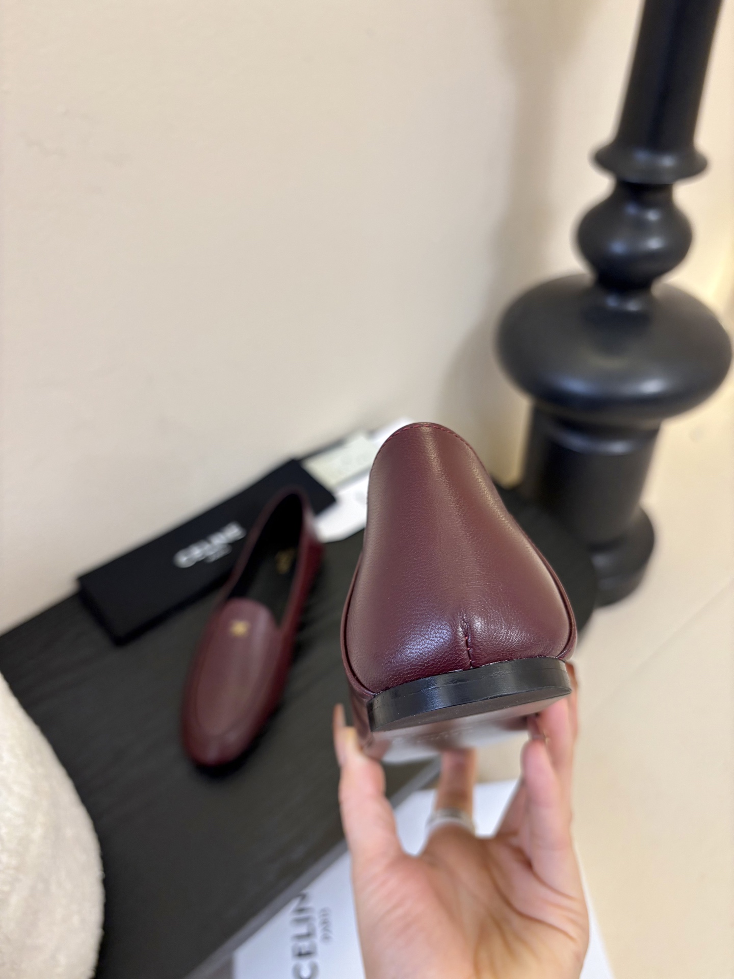 CELINE* 新款圆头乐福鞋 小皮鞋 老钱风 简约 舒适不压脚背～这款布洛克鞋线条简约设计经典，饰以C