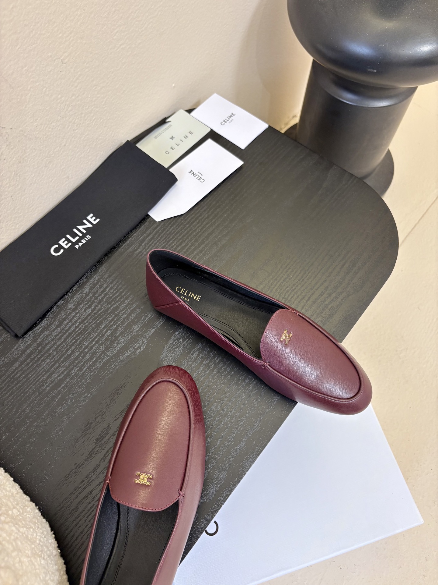 CELINE* 新款圆头乐福鞋 小皮鞋 老钱风 简约 舒适不压脚背～这款布洛克鞋线条简约设计经典，饰以C