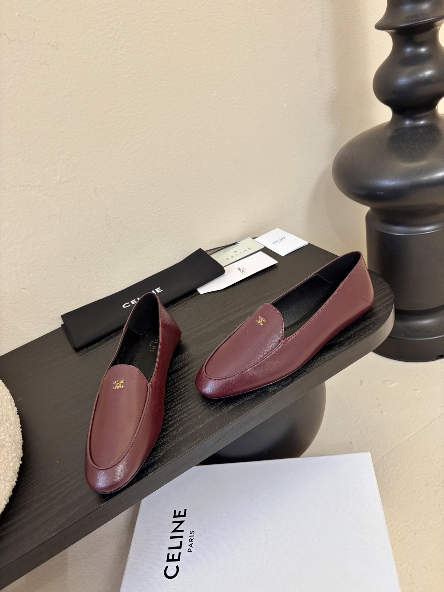 CELINE* 新款圆头乐福鞋 小皮鞋 老钱风 简约 舒适不压脚背～这款布洛克鞋线条简约设计经典，饰以C