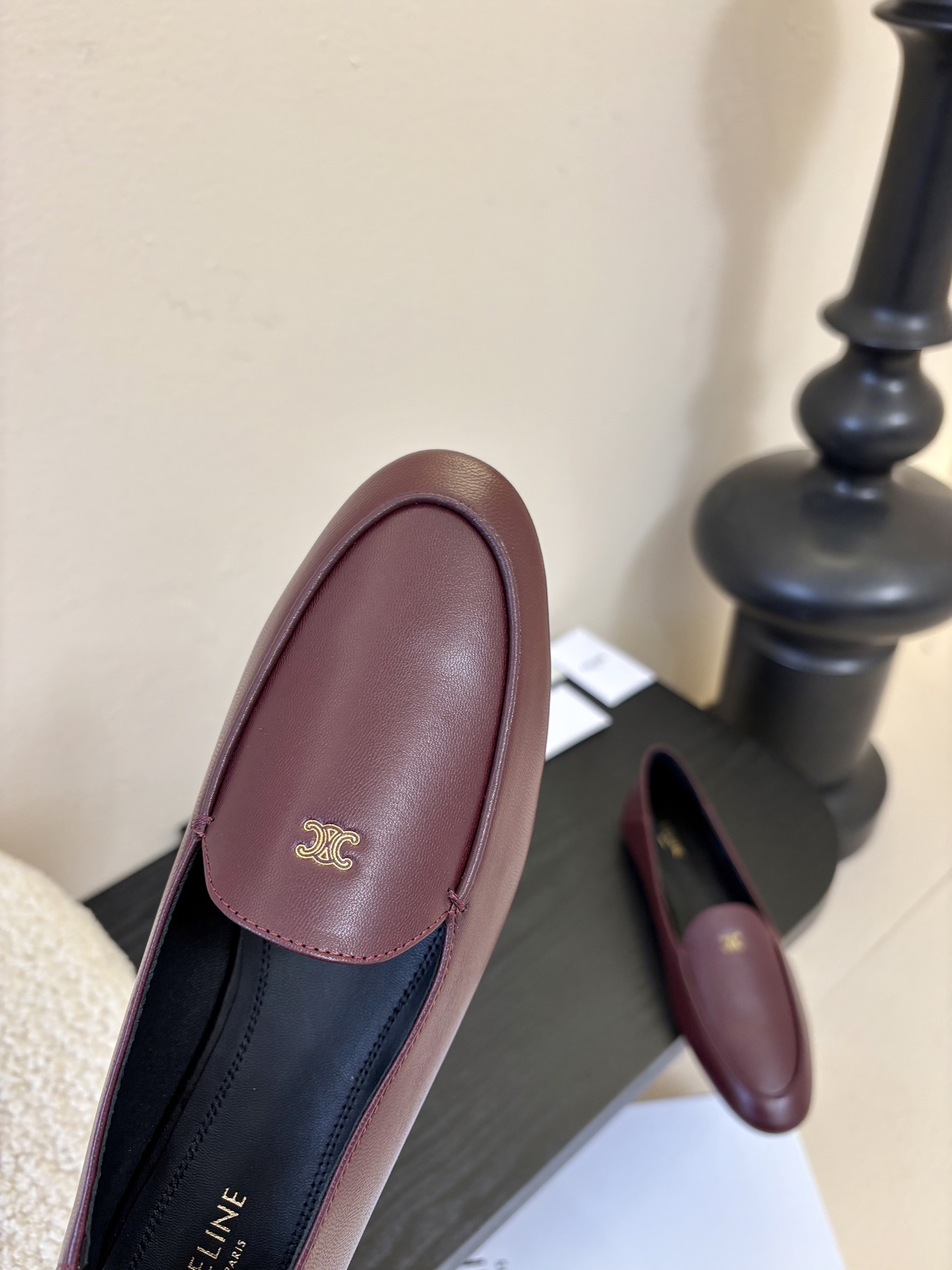 CELINE* 新款圆头乐福鞋 小皮鞋 老钱风 简约 舒适不压脚背～这款布洛克鞋线条简约设计经典，饰以C