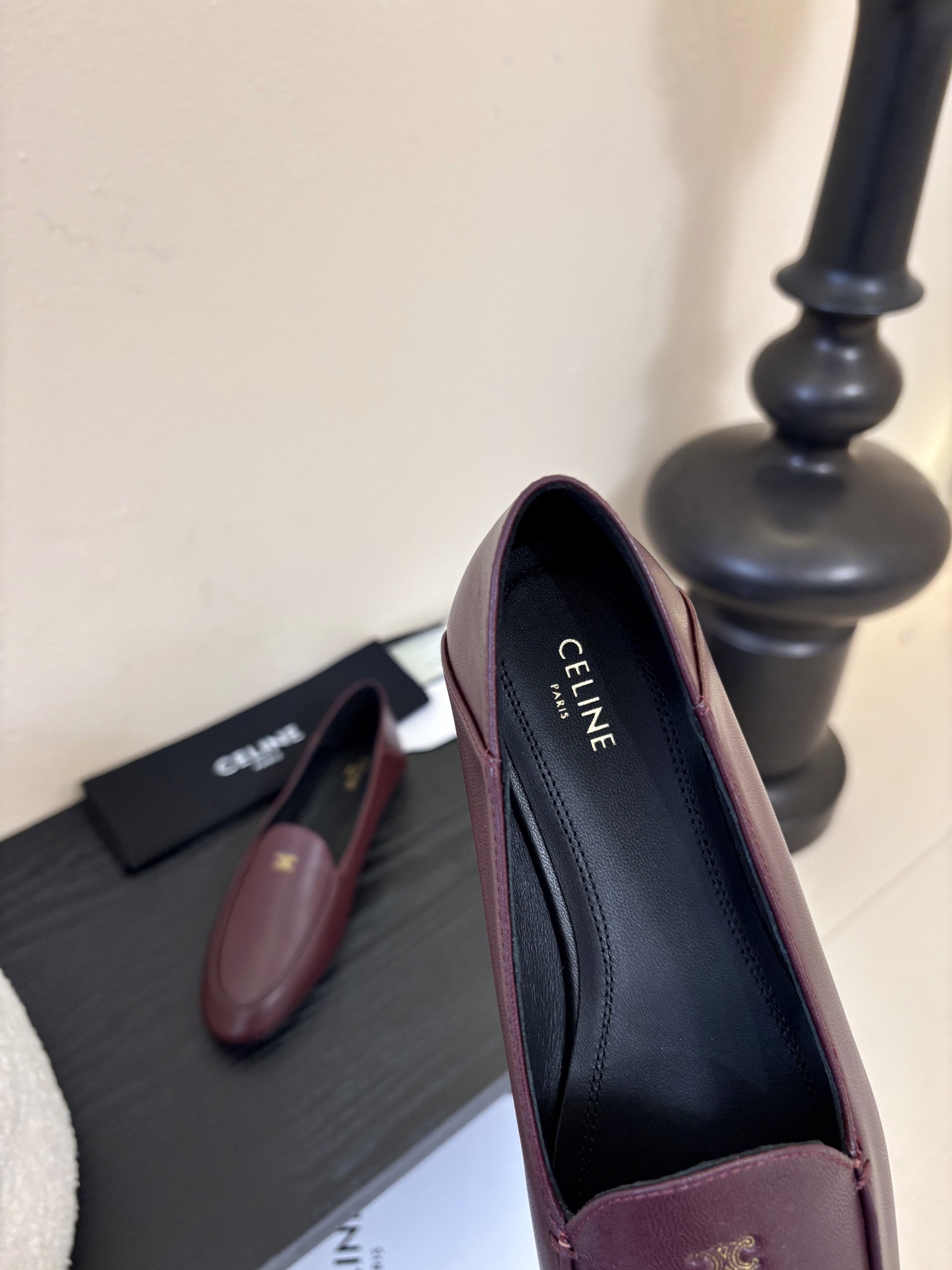 CELINE* 新款圆头乐福鞋 小皮鞋 老钱风 简约 舒适不压脚背～这款布洛克鞋线条简约设计经典，饰以C