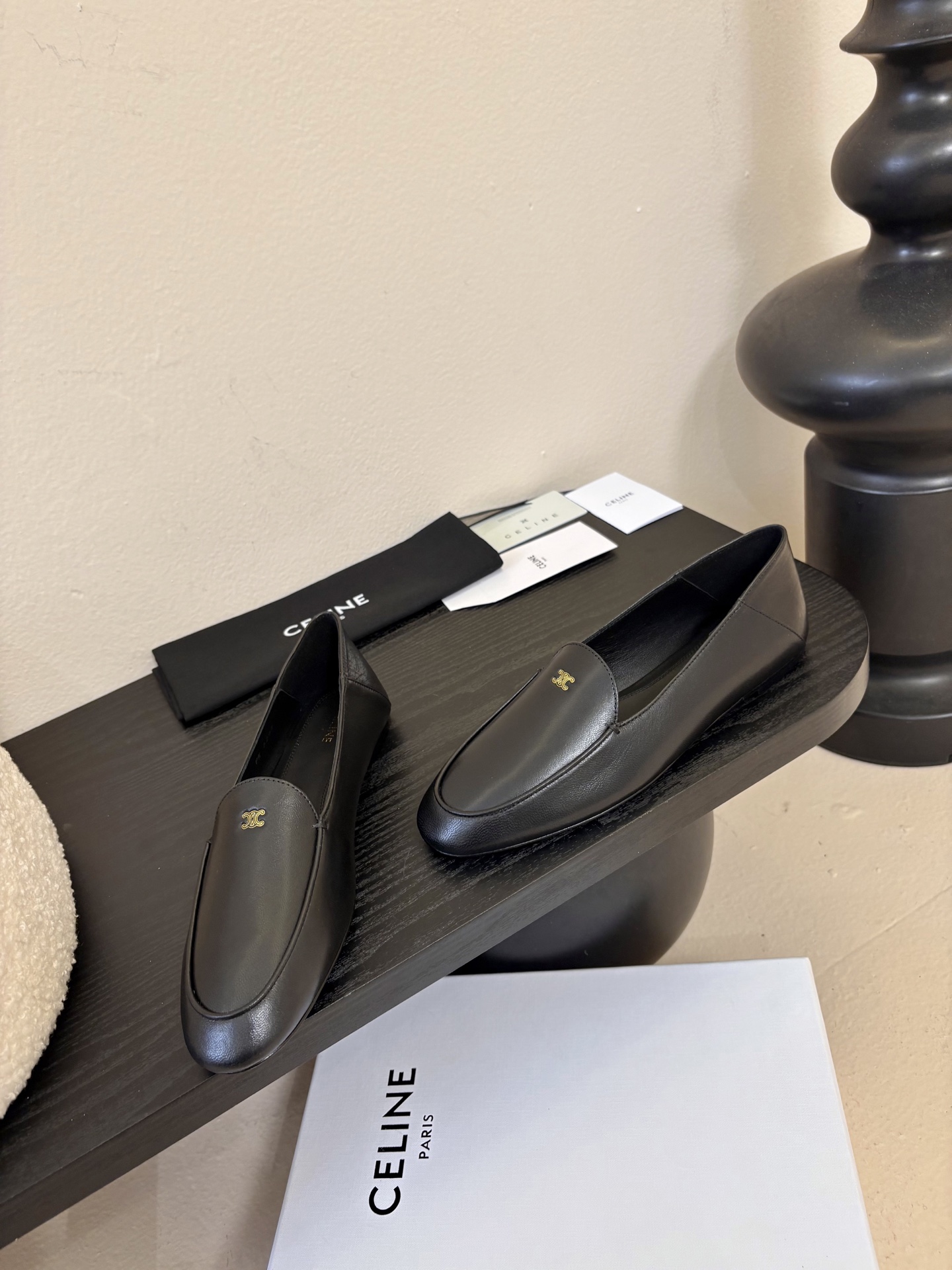 💰240
CELINE* 新款圆头乐福鞋 小皮鞋
  老钱风 简约 舒适不压脚背～
这款布洛克鞋线条简约设计经典，饰以CELINE logo细节的设计在一众乐福鞋中脱颖而出，整体鞋型圆滑秀气一点不笨重，可以完全露出脚踝处，称的腿部线条比例较好

鞋面：混种羊皮
内里：羊皮
大底：真皮大底
Size：35-40（40订做不退换）Aa1