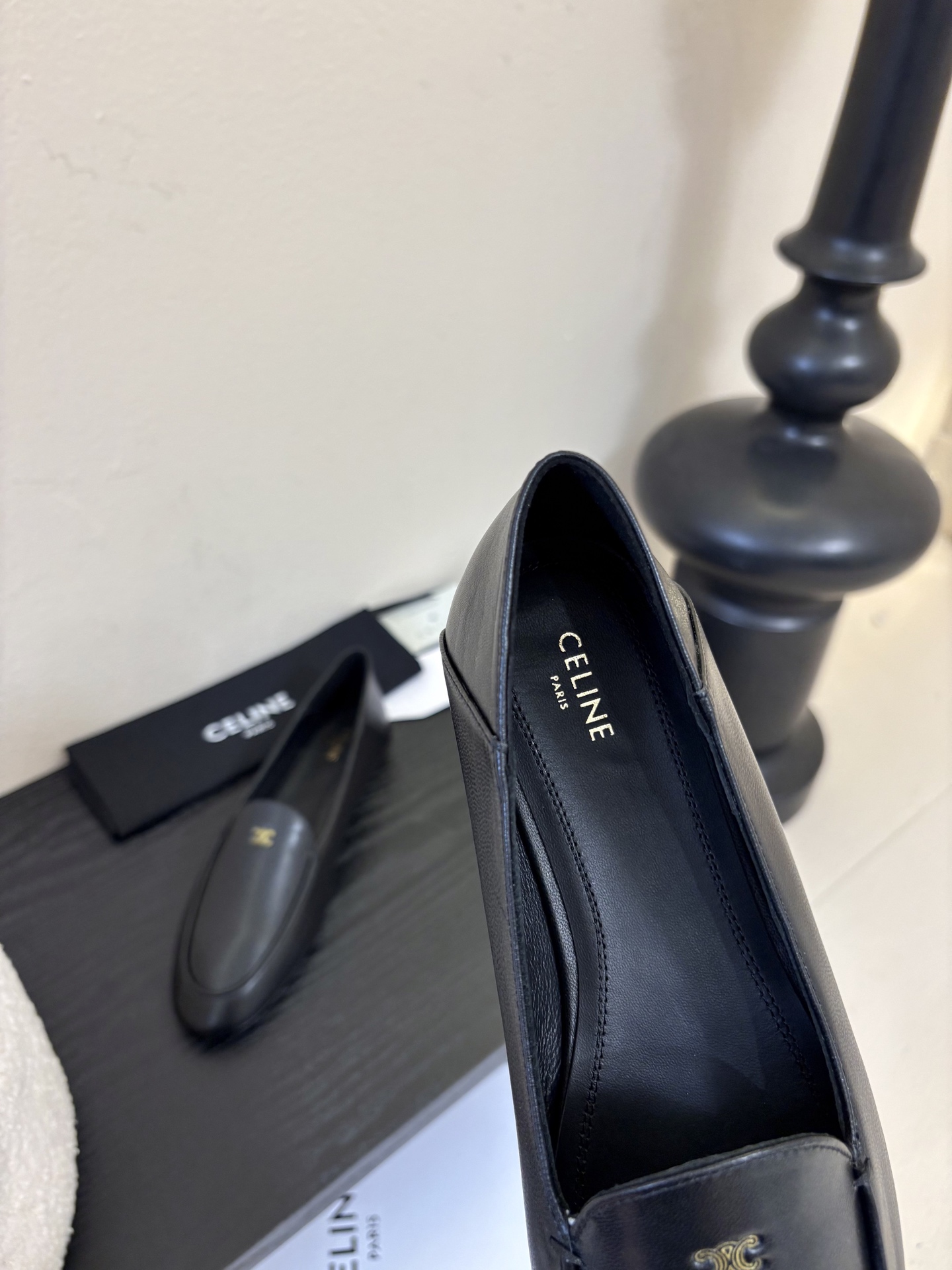 💰240
CELINE* 新款圆头乐福鞋 小皮鞋
  老钱风 简约 舒适不压脚背～
这款布洛克鞋线条简约设计经典，饰以CELINE logo细节的设计在一众乐福鞋中脱颖而出，整体鞋型圆滑秀气一点不笨重，可以完全露出脚踝处，称的腿部线条比例较好

鞋面：混种羊皮
内里：羊皮
大底：真皮大底
Size：35-40（40订做不退换）Aa1