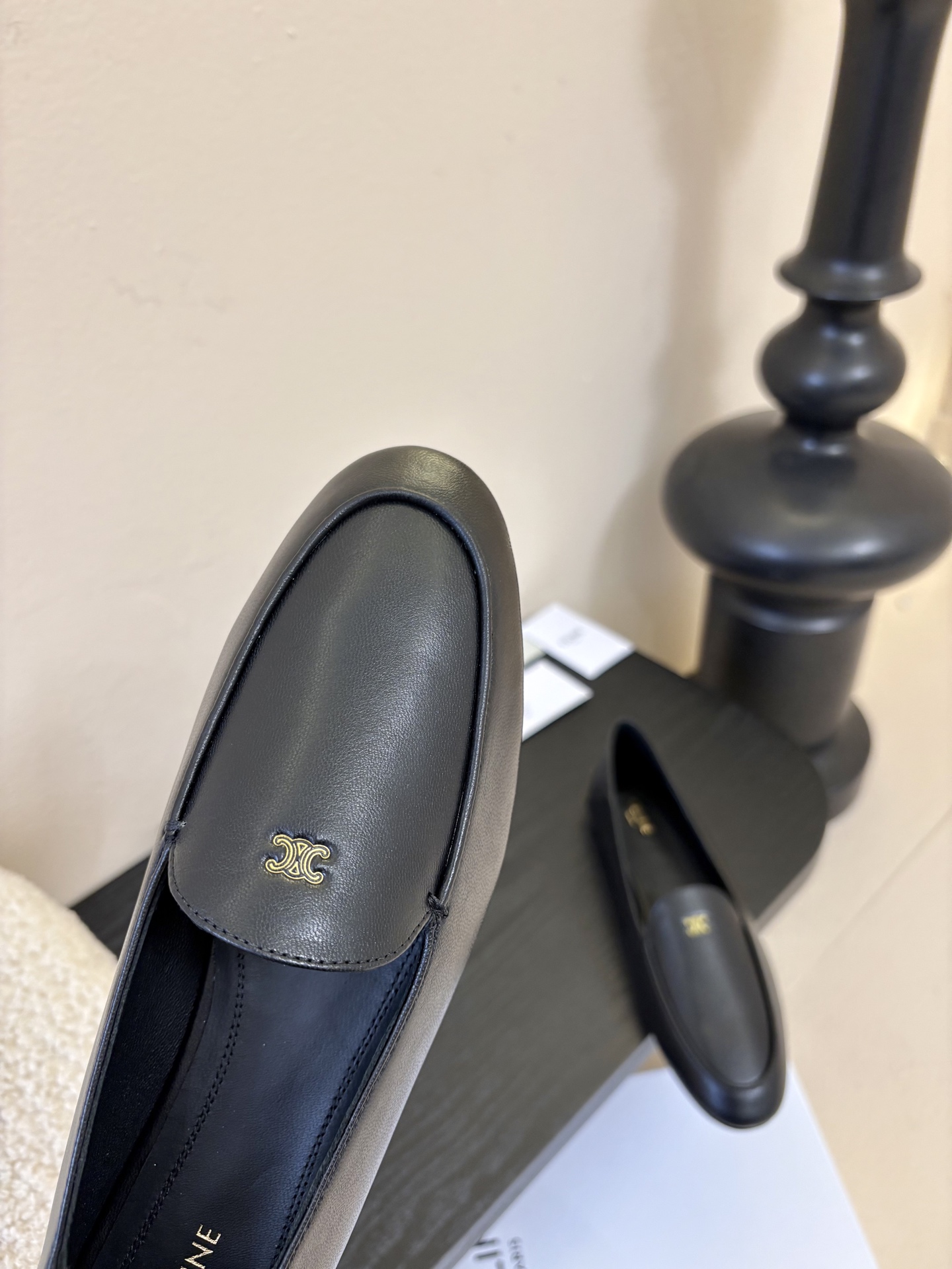 💰240
CELINE* 新款圆头乐福鞋 小皮鞋
  老钱风 简约 舒适不压脚背～
这款布洛克鞋线条简约设计经典，饰以CELINE logo细节的设计在一众乐福鞋中脱颖而出，整体鞋型圆滑秀气一点不笨重，可以完全露出脚踝处，称的腿部线条比例较好

鞋面：混种羊皮
内里：羊皮
大底：真皮大底
Size：35-40（40订做不退换）Aa1