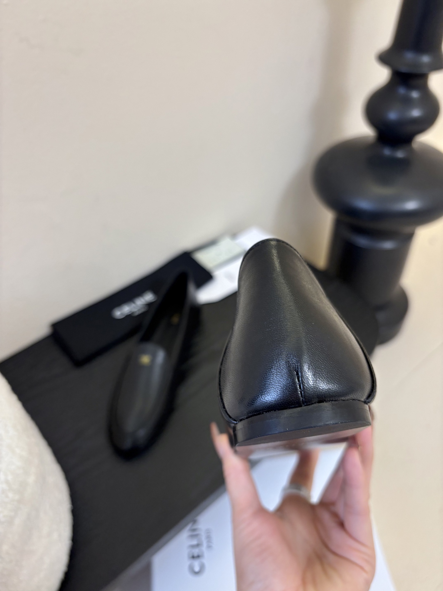 💰240
CELINE* 新款圆头乐福鞋 小皮鞋
  老钱风 简约 舒适不压脚背～
这款布洛克鞋线条简约设计经典，饰以CELINE logo细节的设计在一众乐福鞋中脱颖而出，整体鞋型圆滑秀气一点不笨重，可以完全露出脚踝处，称的腿部线条比例较好

鞋面：混种羊皮
内里：羊皮
大底：真皮大底
Size：35-40（40订做不退换）Aa1