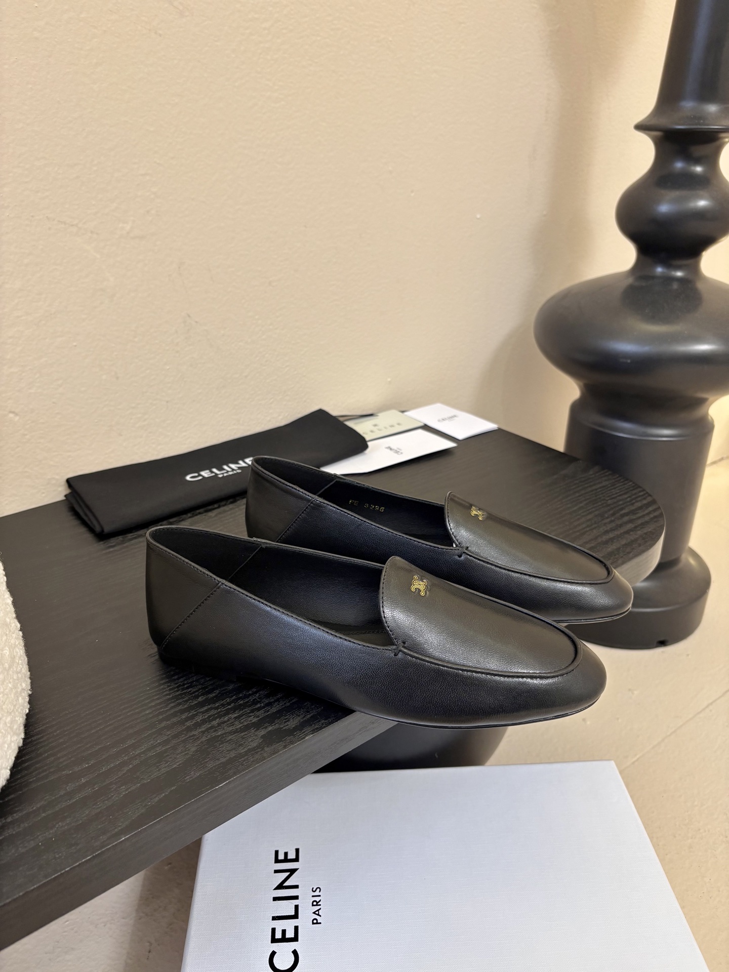 💰240
CELINE* 新款圆头乐福鞋 小皮鞋
  老钱风 简约 舒适不压脚背～
这款布洛克鞋线条简约设计经典，饰以CELINE logo细节的设计在一众乐福鞋中脱颖而出，整体鞋型圆滑秀气一点不笨重，可以完全露出脚踝处，称的腿部线条比例较好

鞋面：混种羊皮
内里：羊皮
大底：真皮大底
Size：35-40（40订做不退换）Aa1