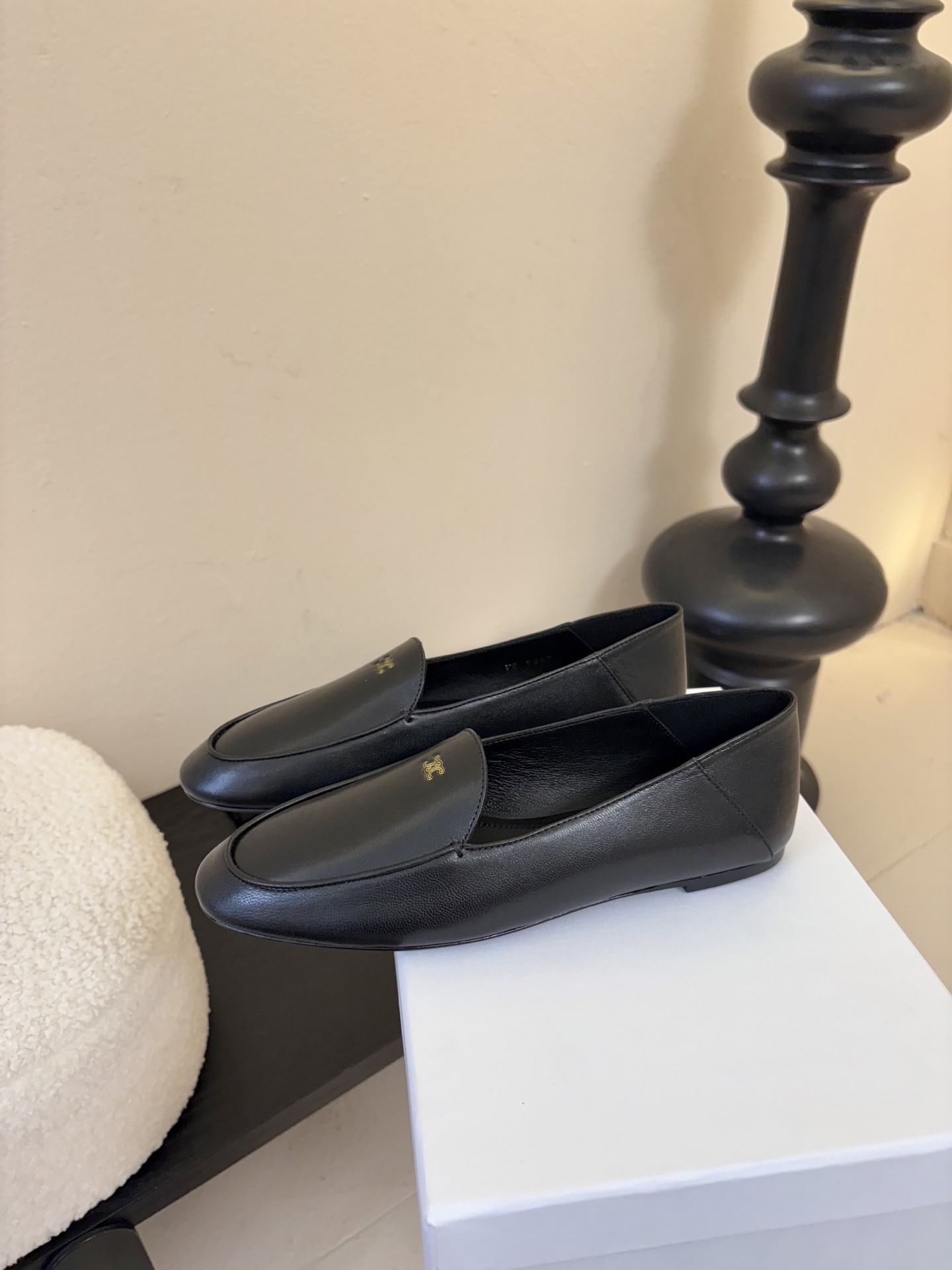 💰240
CELINE* 新款圆头乐福鞋 小皮鞋
  老钱风 简约 舒适不压脚背～
这款布洛克鞋线条简约设计经典，饰以CELINE logo细节的设计在一众乐福鞋中脱颖而出，整体鞋型圆滑秀气一点不笨重，可以完全露出脚踝处，称的腿部线条比例较好

鞋面：混种羊皮
内里：羊皮
大底：真皮大底
Size：35-40（40订做不退换）Aa1