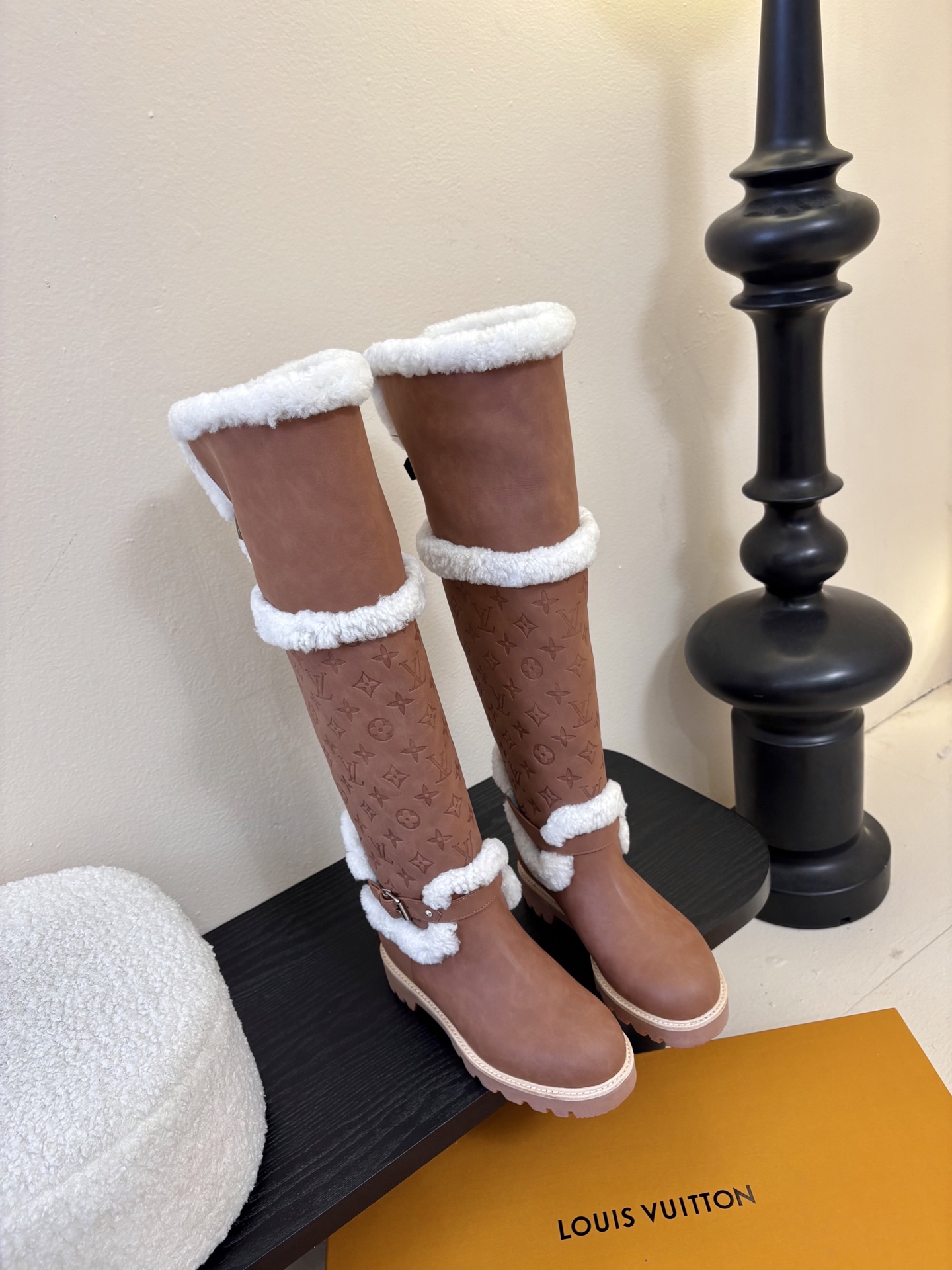 NO:679862,LV Donkey Brand 2025 new winter boots, wool boots, over-the-knee boots, retro classic embossed, simple, handsome and versatile ~ The shape of the shoes is super good, so easy to wear!  Light and not bulky!  ~Full wool lining, super nice and warm. A must-have for winter. Fabric suede cowhide embossed. Wool lining. Rubber non-slip outsole. Size 35-40 (40 customized), snow boots, louis vuitton, louis vuitton, boots, cowhide19860909LV 驴牌 2025冬靴新款战靴羊毛靴过膝长靴 复古经典压花简约帅气百搭～鞋形超好,好穿到飞起！轻盈不笨重！~全羊毛内里,超级好看又保暖 冬季必备款 面料反绒牛皮压花 内里羊毛 大底橡胶防滑大底 码数35-40（40订做）,雪地靴,louis vuitton,louis vuitton,boots,cowhide,Women's Shoes