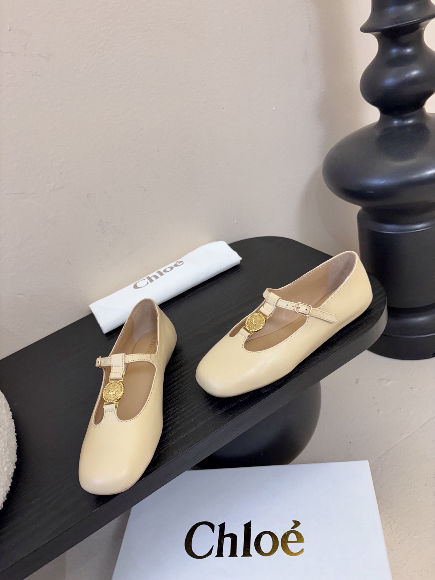 春夏新款chloe*平底玛丽珍采用牛皮革精心制作，圆头设计，点缀以金色饰面金属 Chloe标志，富有辨识