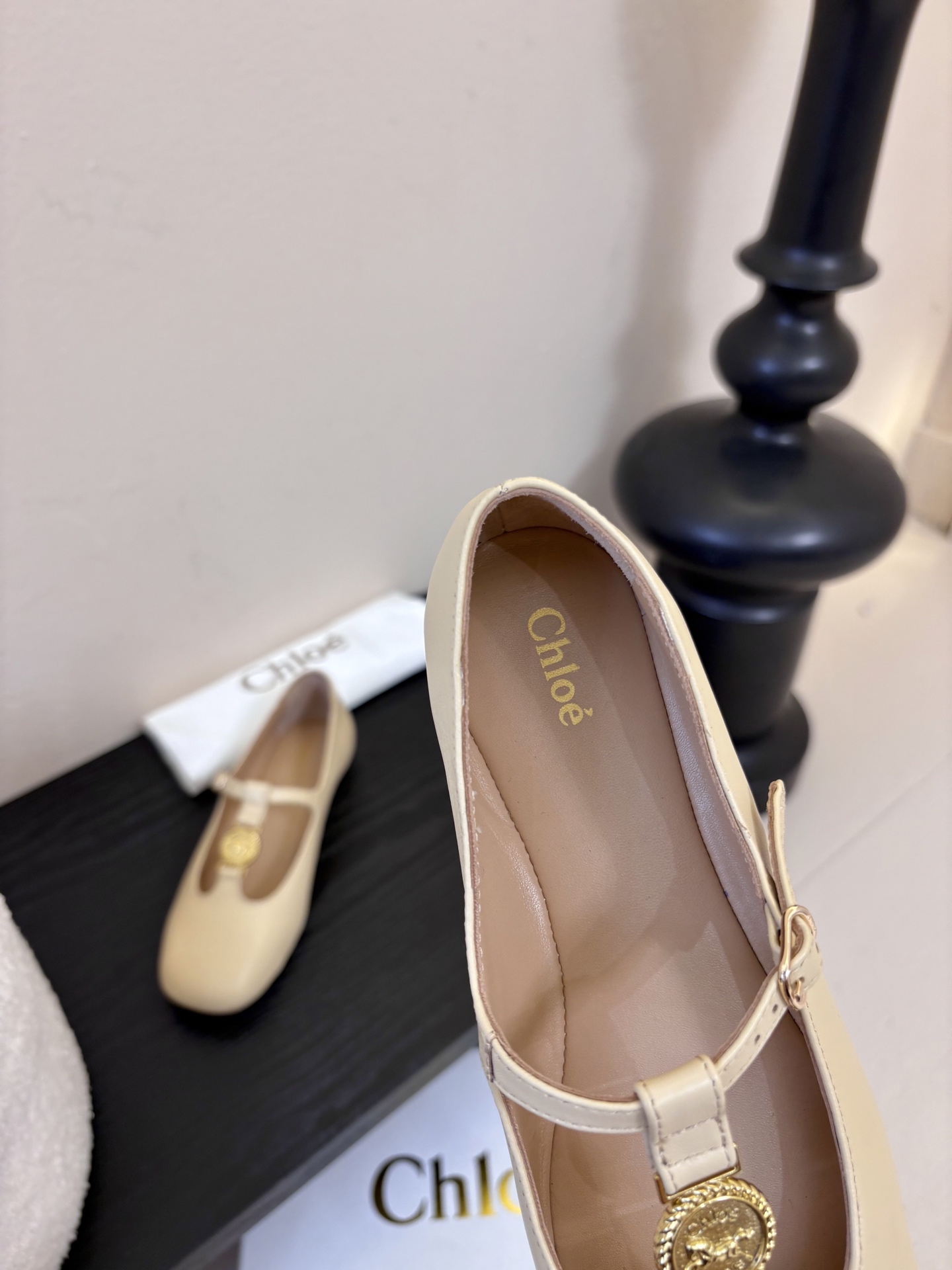 春夏新款chloe*平底玛丽珍采用牛皮革精心制作，圆头设计，点缀以金色饰面金属 Chloe标志，富有辨识