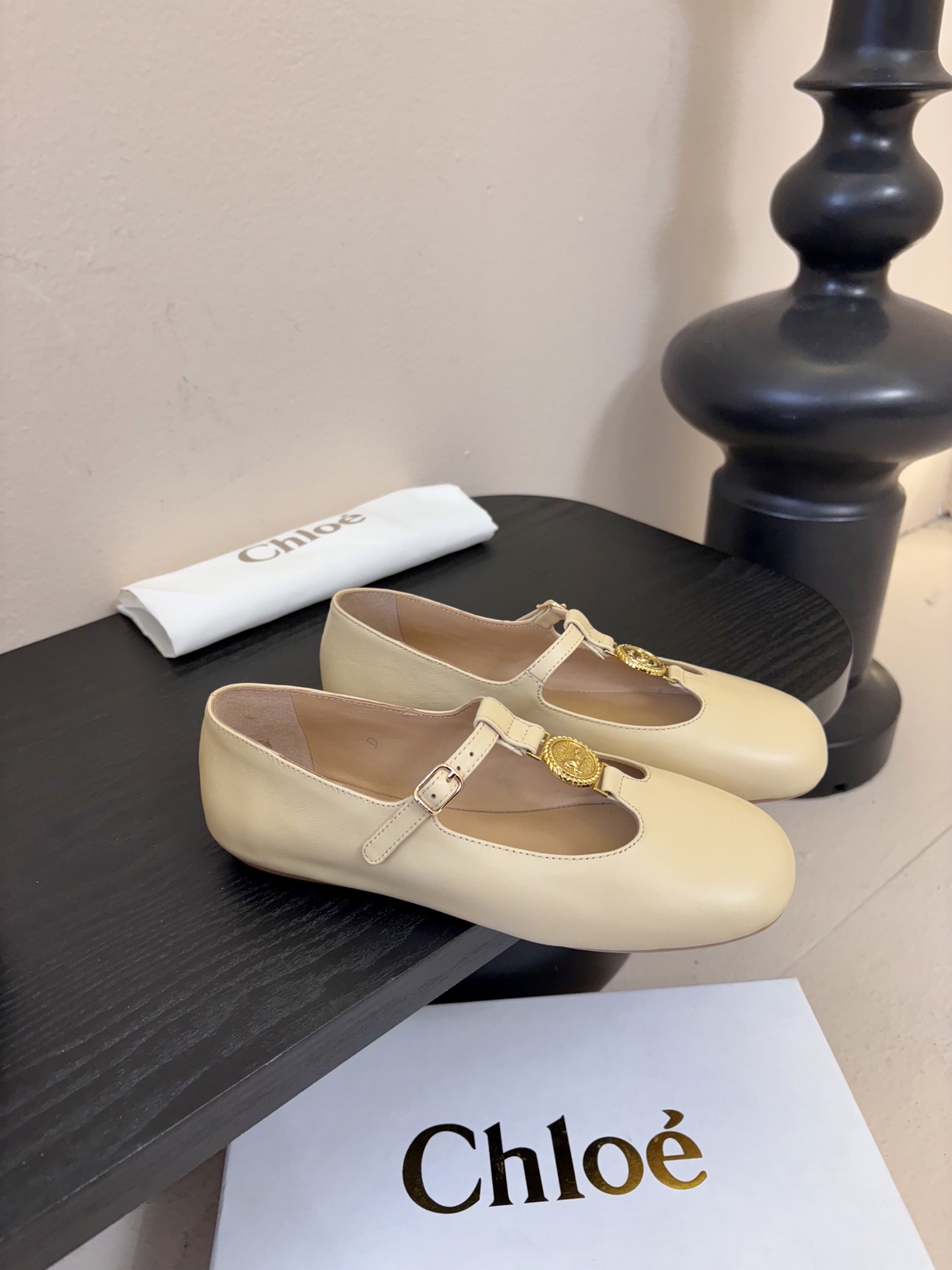 春夏新款chloe*平底玛丽珍采用牛皮革精心制作，圆头设计，点缀以金色饰面金属 Chloe标志，富有辨识