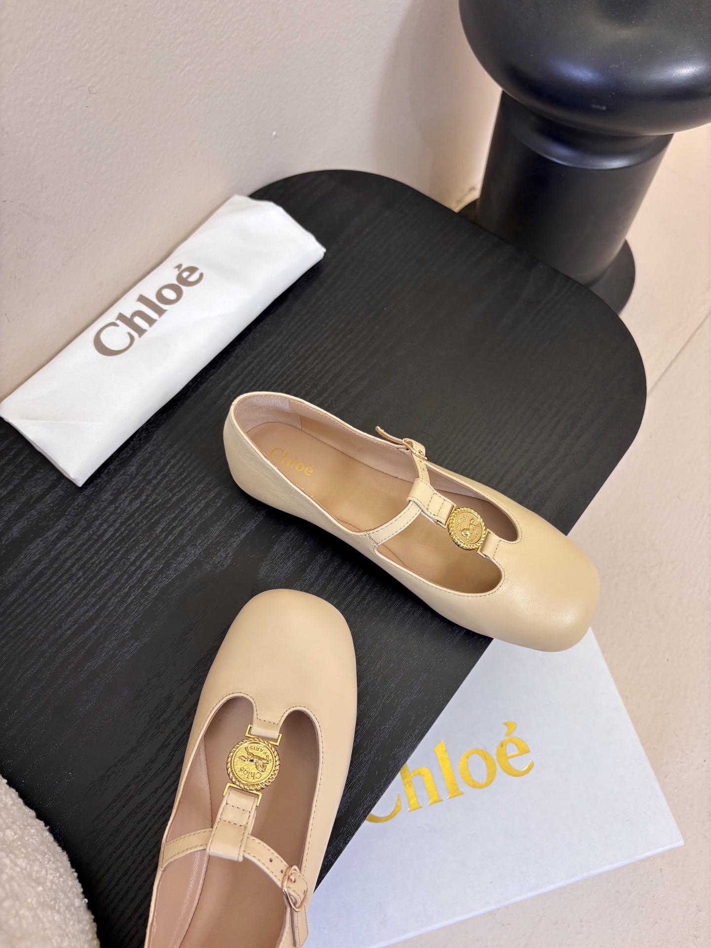 春夏新款chloe*平底玛丽珍采用牛皮革精心制作，圆头设计，点缀以金色饰面金属 Chloe标志，富有辨识