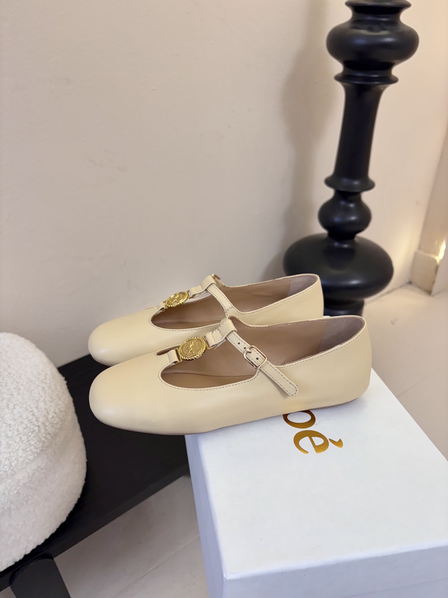 春夏新款chloe*平底玛丽珍采用牛皮革精心制作，圆头设计，点缀以金色饰面金属 Chloe标志，富有辨识