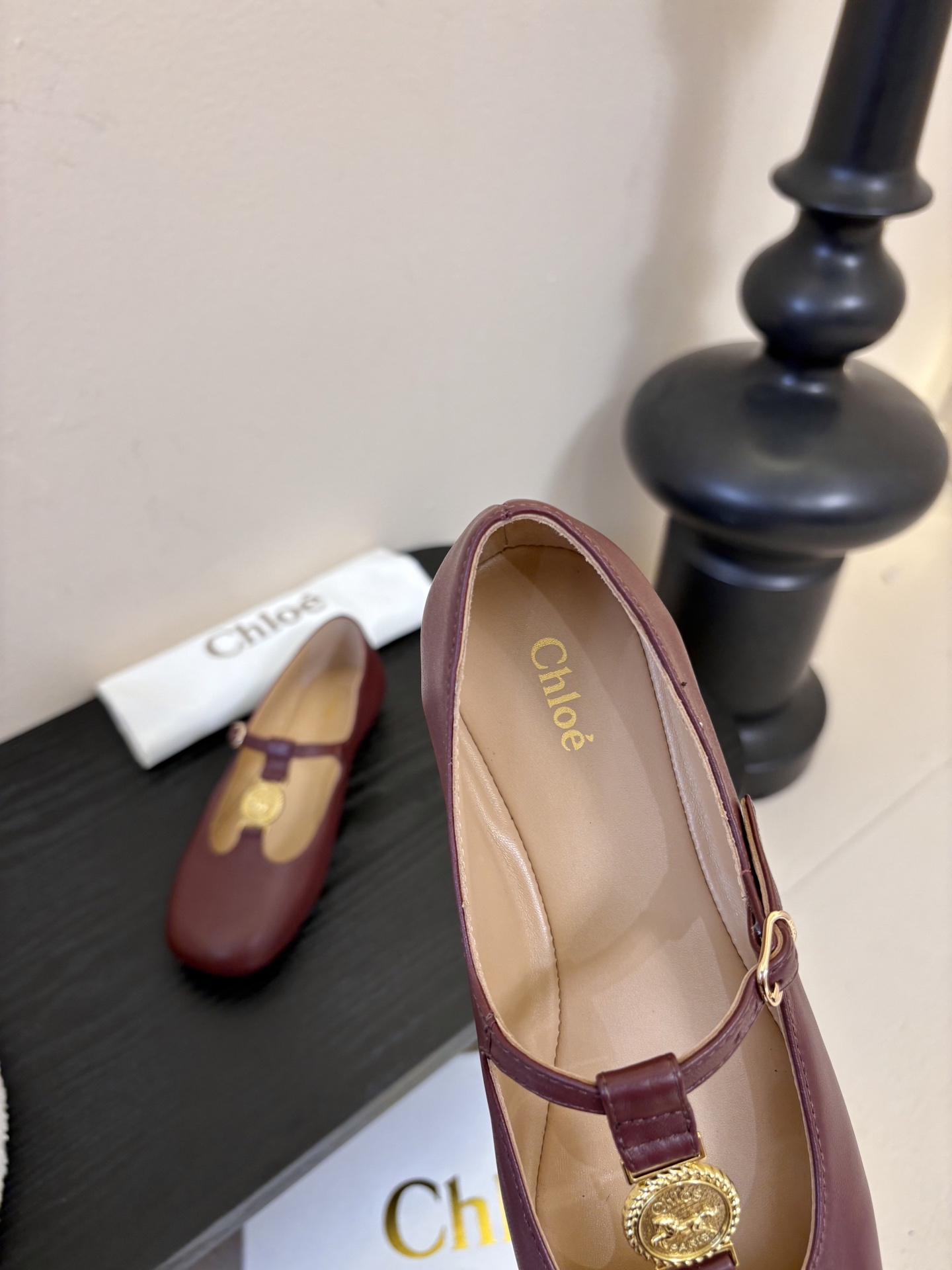 春夏新款chloe*平底玛丽珍采用牛皮革精心制作，圆头设计，点缀以金色饰面金属 Chloe标志，富有辨识