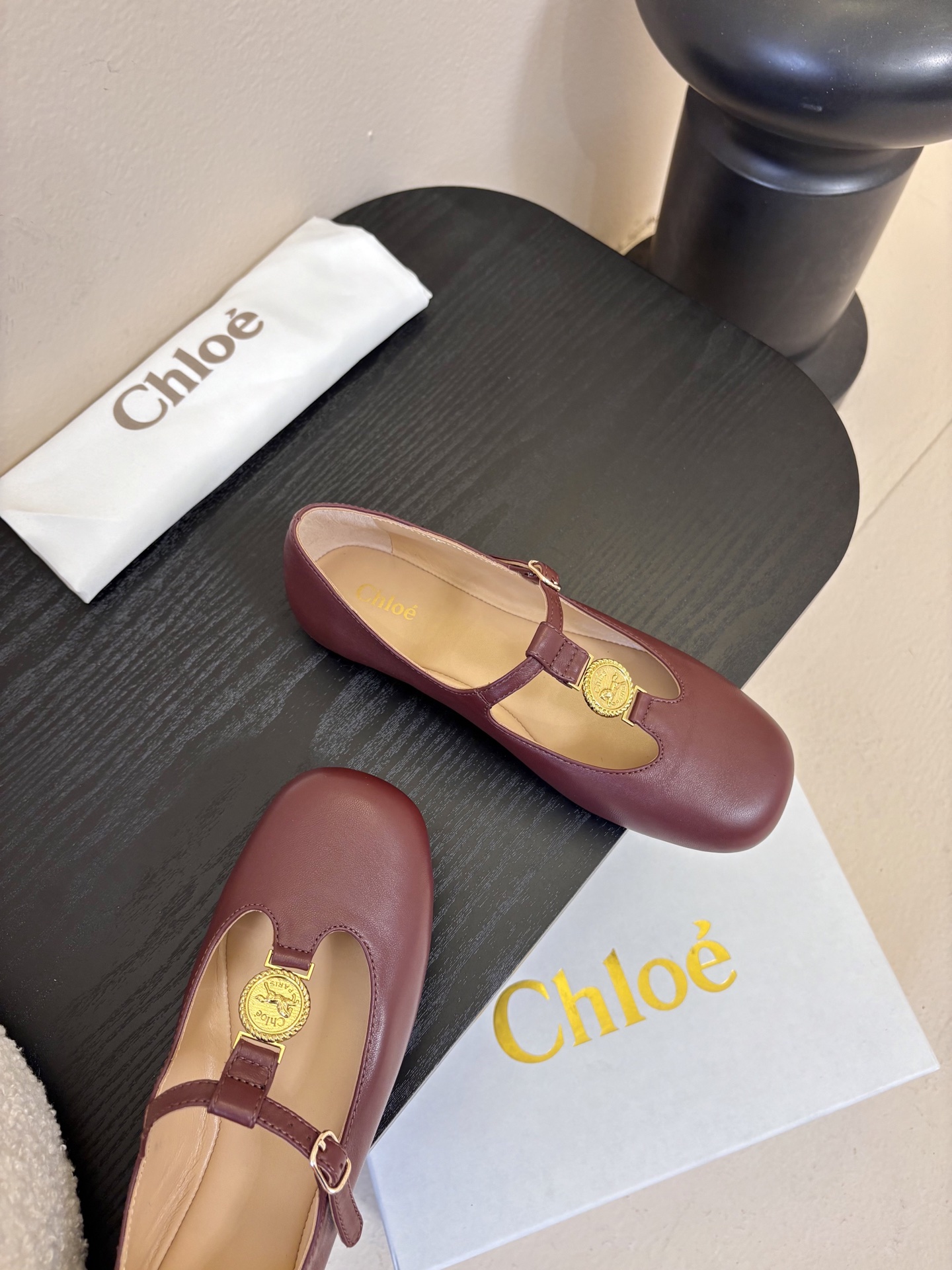 春夏新款chloe*平底玛丽珍采用牛皮革精心制作，圆头设计，点缀以金色饰面金属 Chloe标志，富有辨识