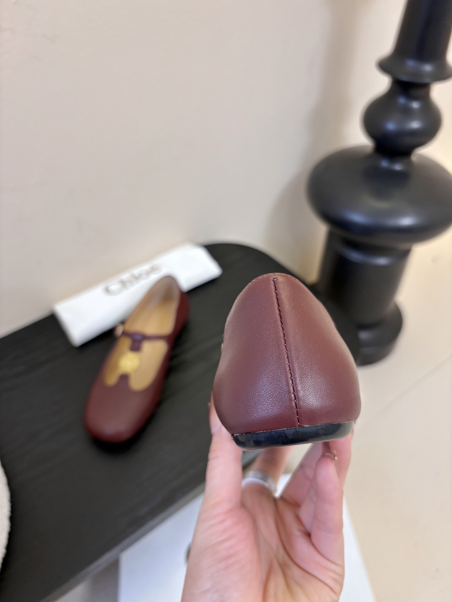 春夏新款chloe*平底玛丽珍采用牛皮革精心制作，圆头设计，点缀以金色饰面金属 Chloe标志，富有辨识