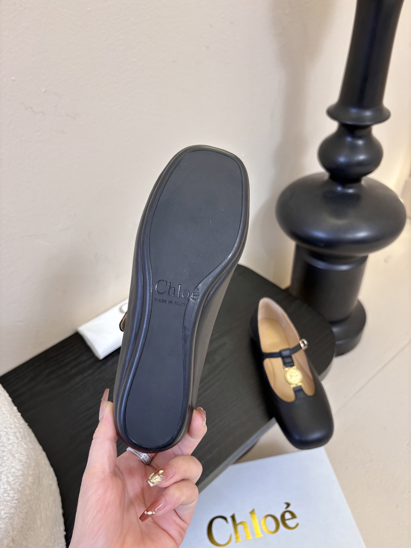 春夏新款chloe*平底玛丽珍采用牛皮革精心制作，圆头设计，点缀以金色饰面金属 Chloe标志，富有辨识