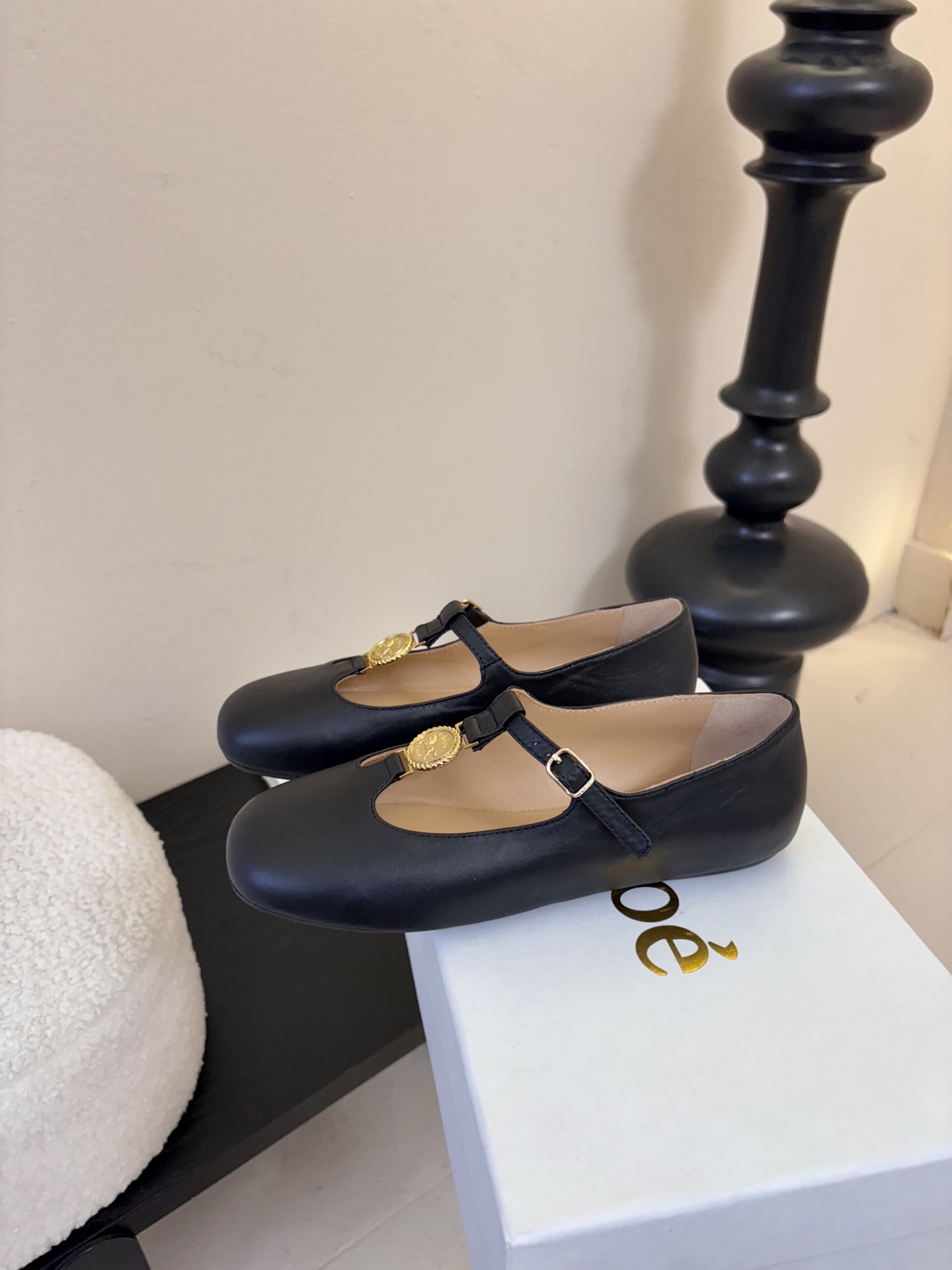 春夏新款chloe*平底玛丽珍采用牛皮革精心制作，圆头设计，点缀以金色饰面金属 Chloe标志，富有辨识