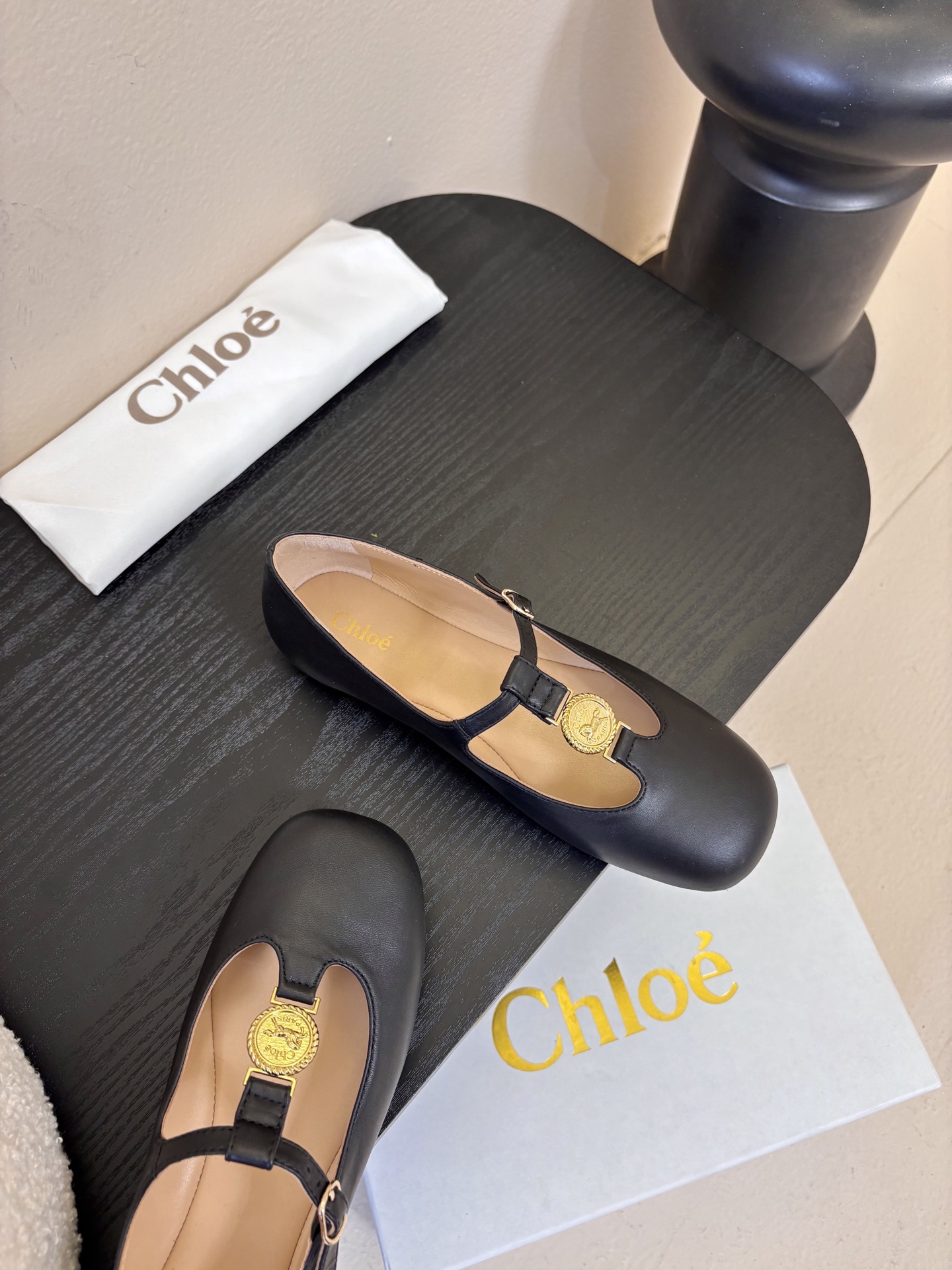 春夏新款chloe*平底玛丽珍采用牛皮革精心制作，圆头设计，点缀以金色饰面金属 Chloe标志，富有辨识