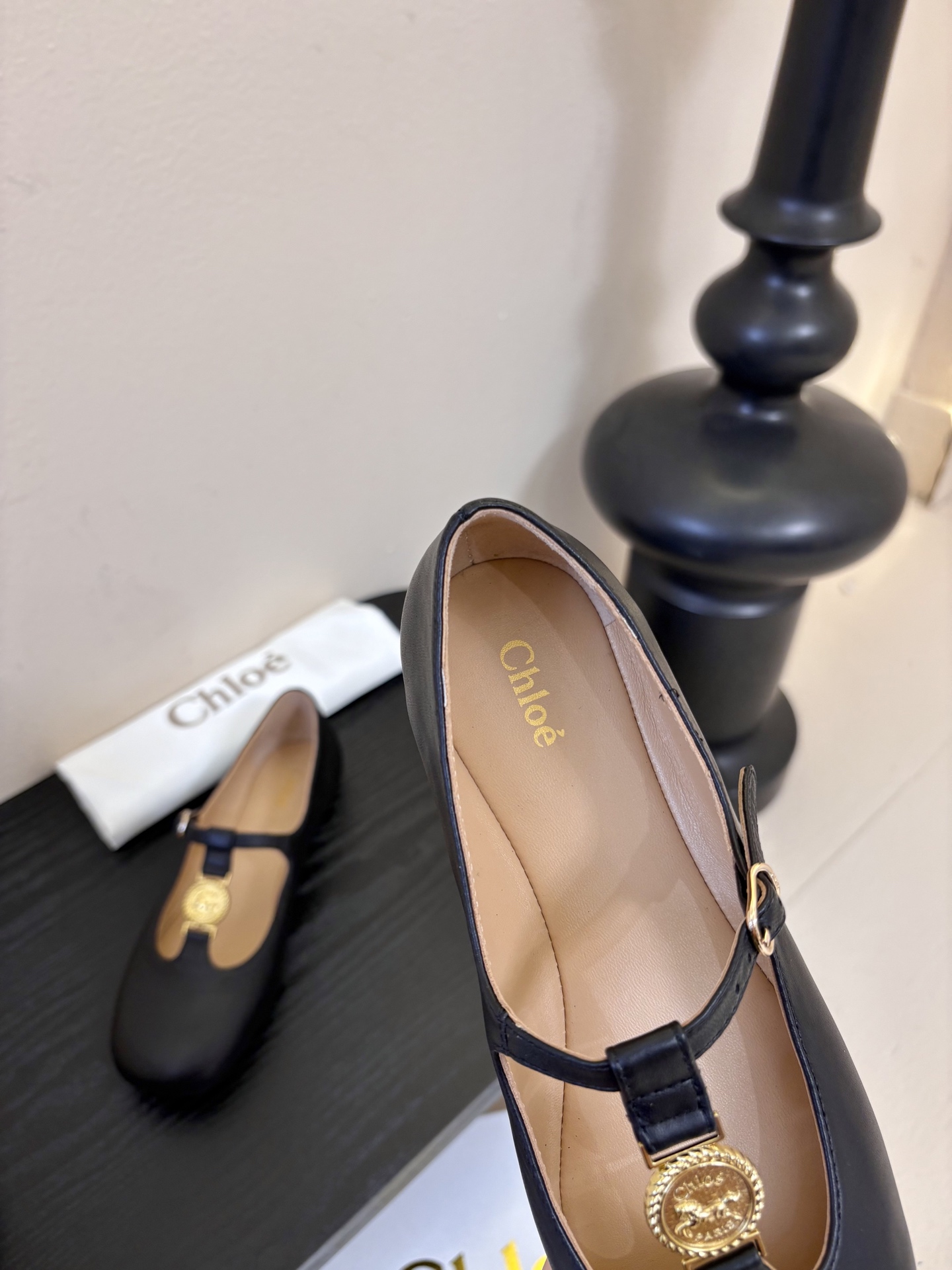 春夏新款chloe*平底玛丽珍采用牛皮革精心制作，圆头设计，点缀以金色饰面金属 Chloe标志，富有辨识