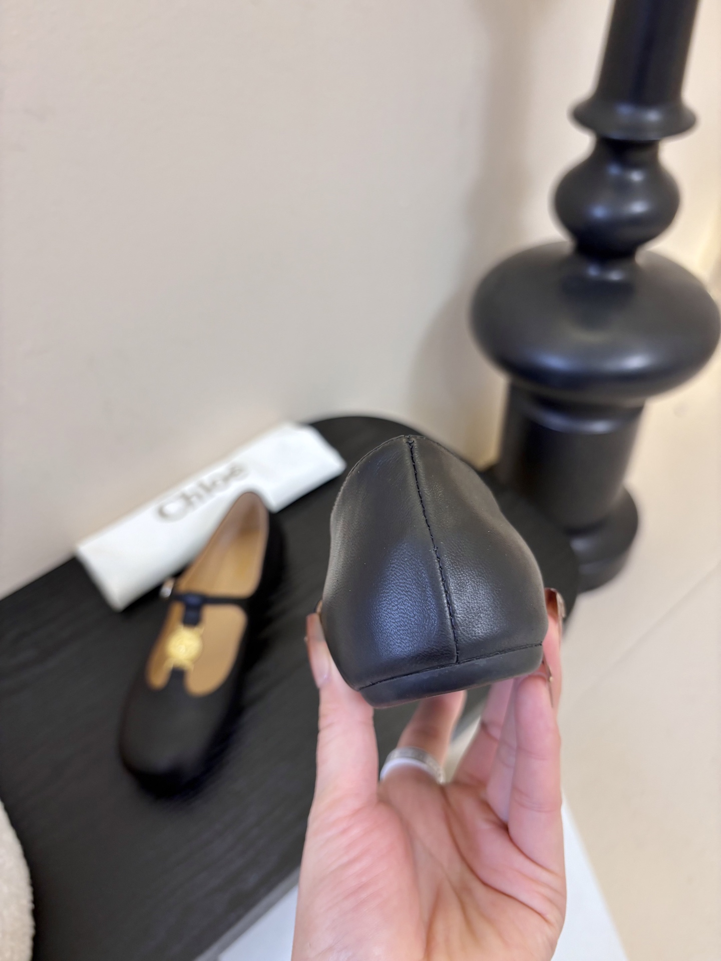 春夏新款chloe*平底玛丽珍采用牛皮革精心制作，圆头设计，点缀以金色饰面金属 Chloe标志，富有辨识