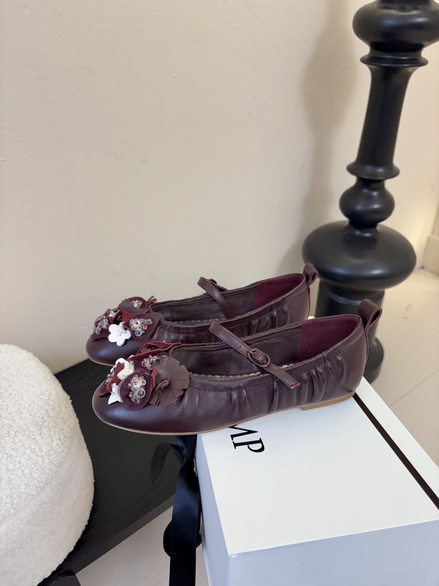 COTEM* 复古乐福鞋融合复古与现代感，采用孟克鞋结构，双扣带设计经典且具辨识度；鞋头的布洛克雕花元素