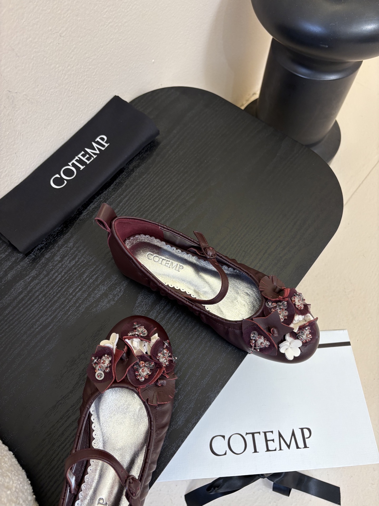 COTEM* 复古乐福鞋融合复古与现代感，采用孟克鞋结构，双扣带设计经典且具辨识度；鞋头的布洛克雕花元素