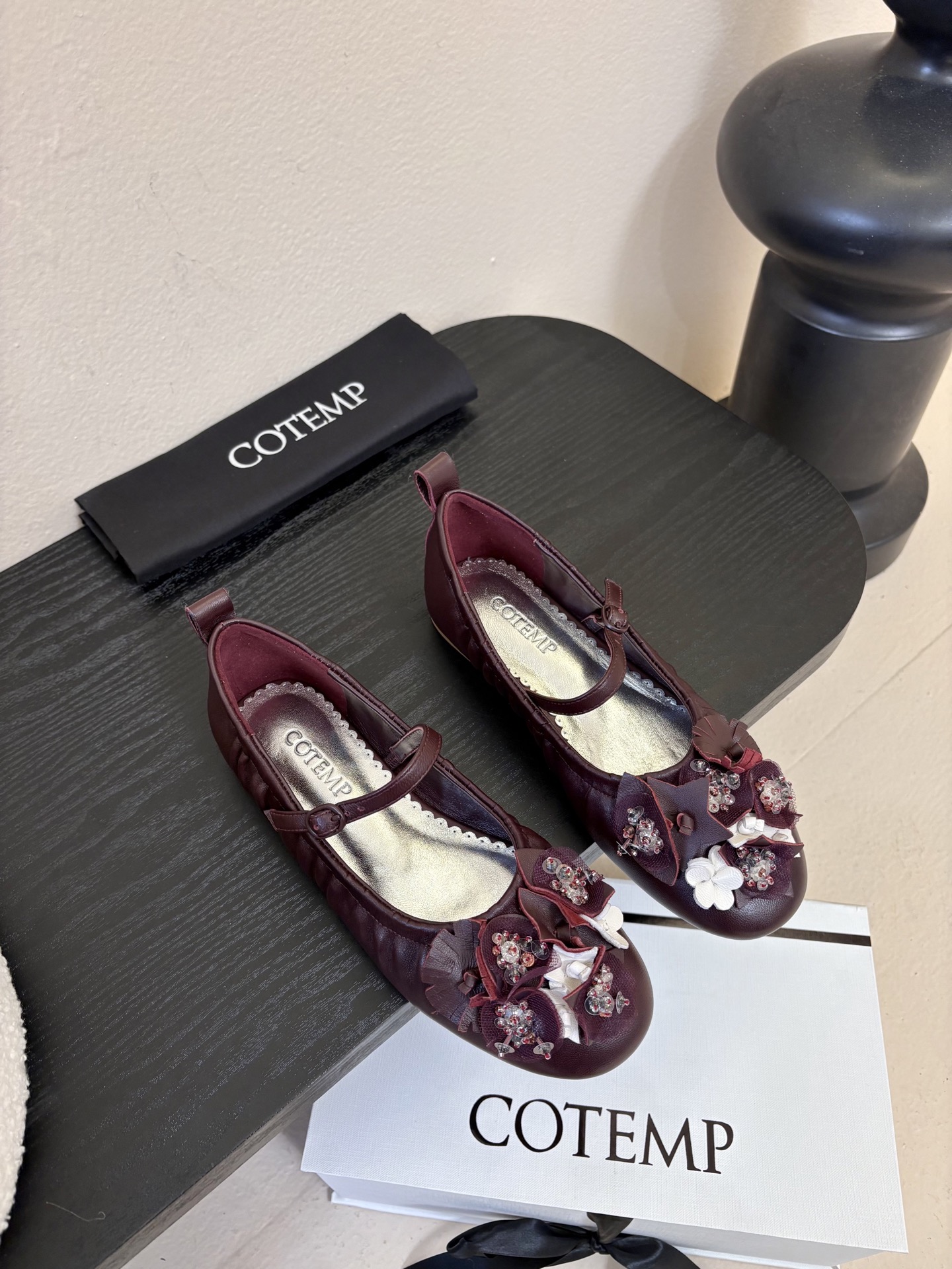 COTEM* 复古乐福鞋融合复古与现代感，采用孟克鞋结构，双扣带设计经典且具辨识度；鞋头的布洛克雕花元素