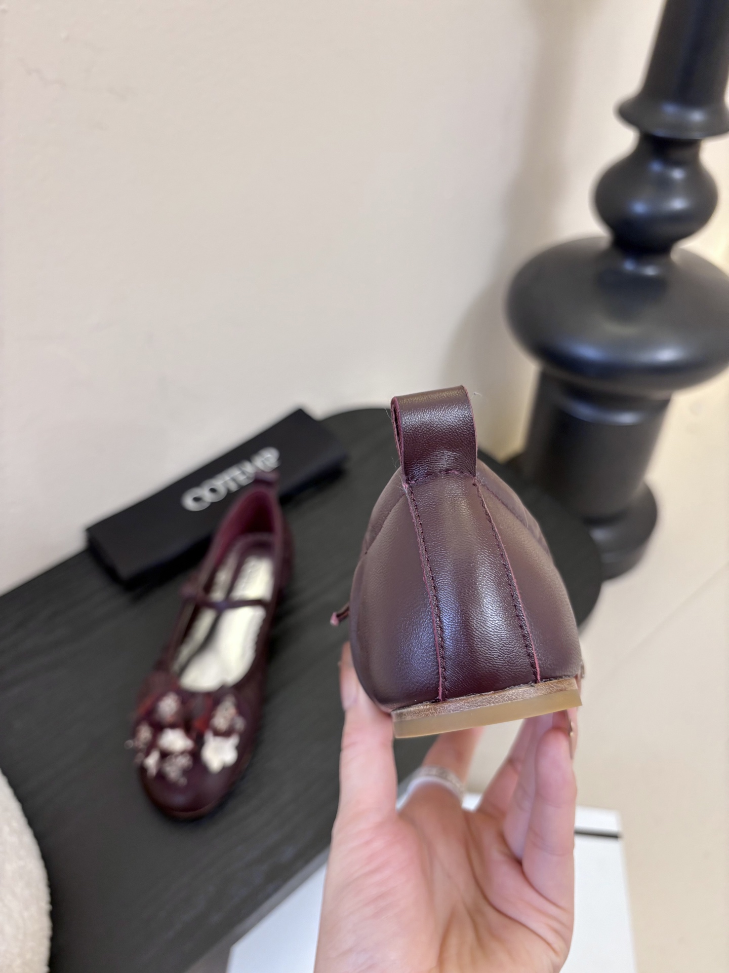 COTEM* 复古乐福鞋融合复古与现代感，采用孟克鞋结构，双扣带设计经典且具辨识度；鞋头的布洛克雕花元素