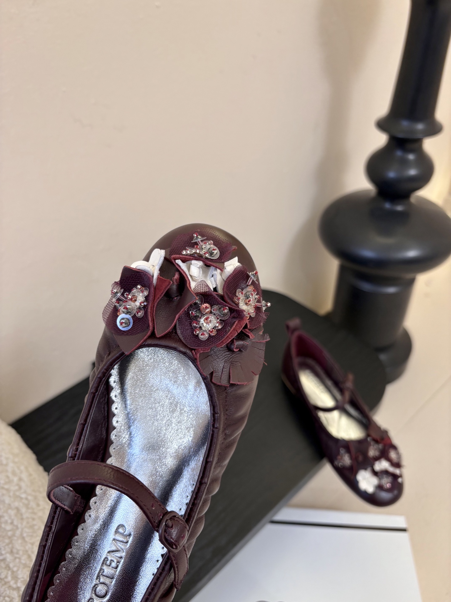 COTEM* 复古乐福鞋融合复古与现代感，采用孟克鞋结构，双扣带设计经典且具辨识度；鞋头的布洛克雕花元素