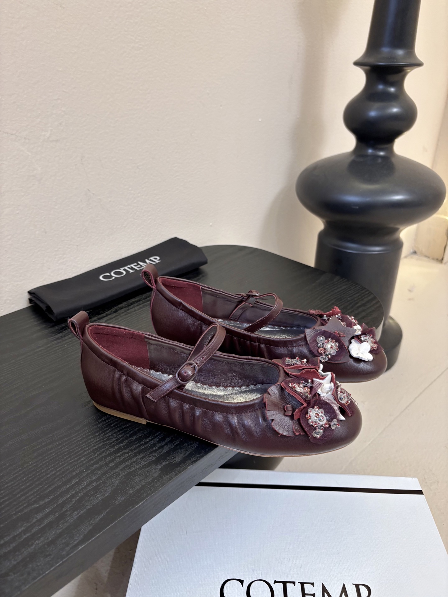 COTEM* 复古乐福鞋融合复古与现代感，采用孟克鞋结构，双扣带设计经典且具辨识度；鞋头的布洛克雕花元素