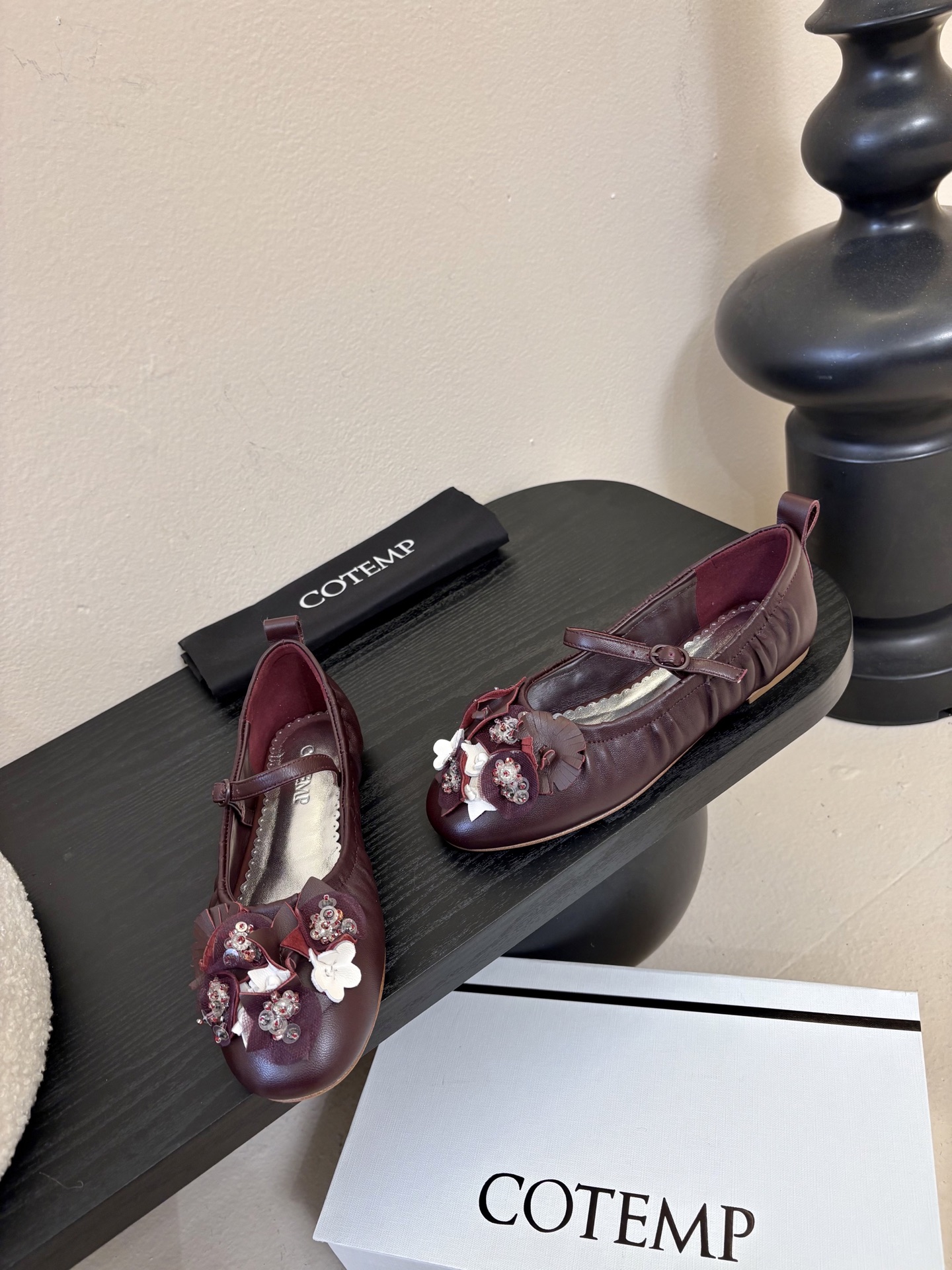 COTEM* 复古乐福鞋融合复古与现代感，采用孟克鞋结构，双扣带设计经典且具辨识度；鞋头的布洛克雕花元素